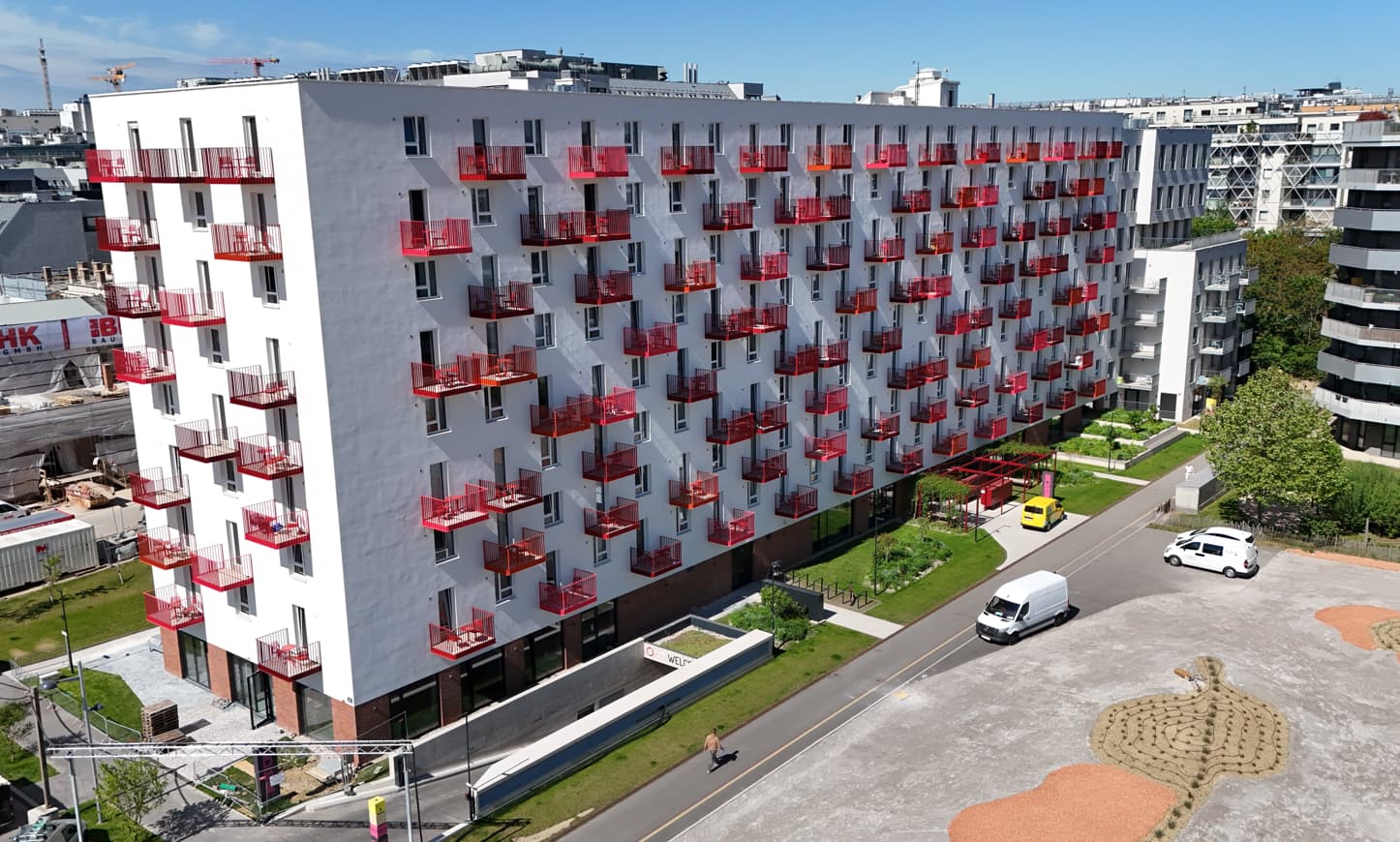 Das Studentenwohnheim in der Karl-Farkas-Gasse 14 in Wien-Erdberg mit auffälligen roten Balkonen, Luftaufnahme des Gebäudes.