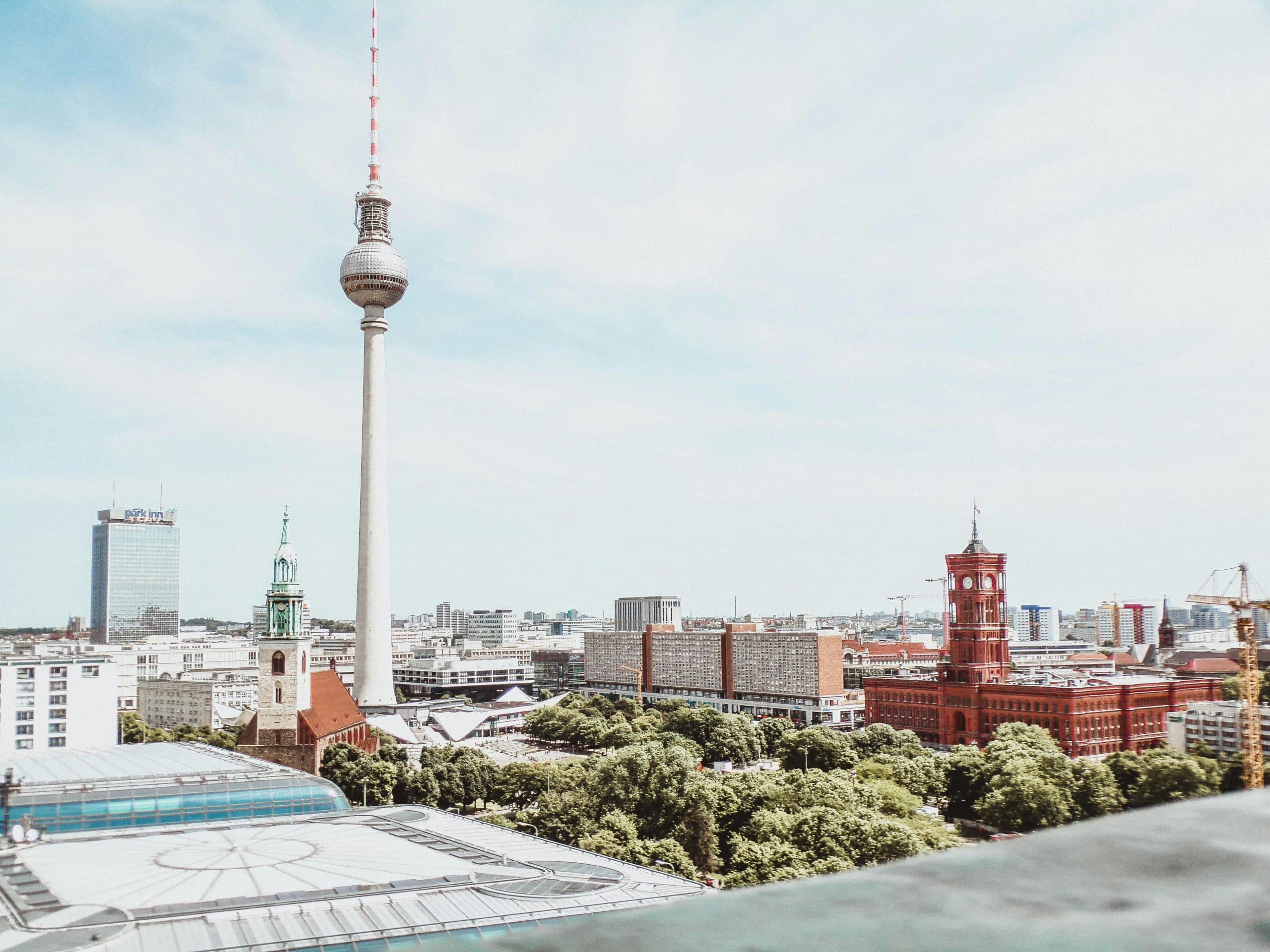 Bürovermietungsmarkt in Berlin Q2-2025: Flächenumsatz bleibt verhalten – Erhöhte Nachfrage in einzelnen Teilmärkten setzt Impulse