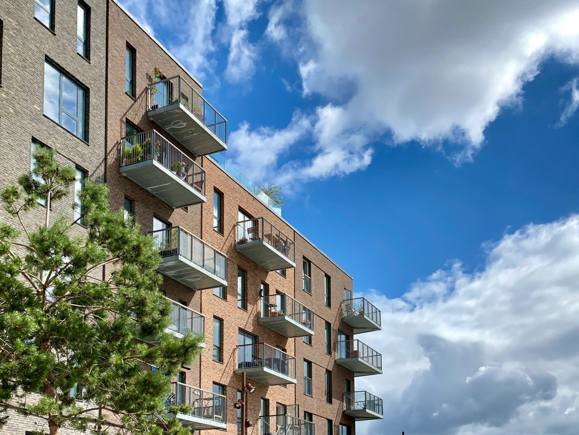 Savills untersucht den deutschen Wohninvestmentmarkt im vierten Quartal 2025: Mehr Transaktionen, weniger Volumen