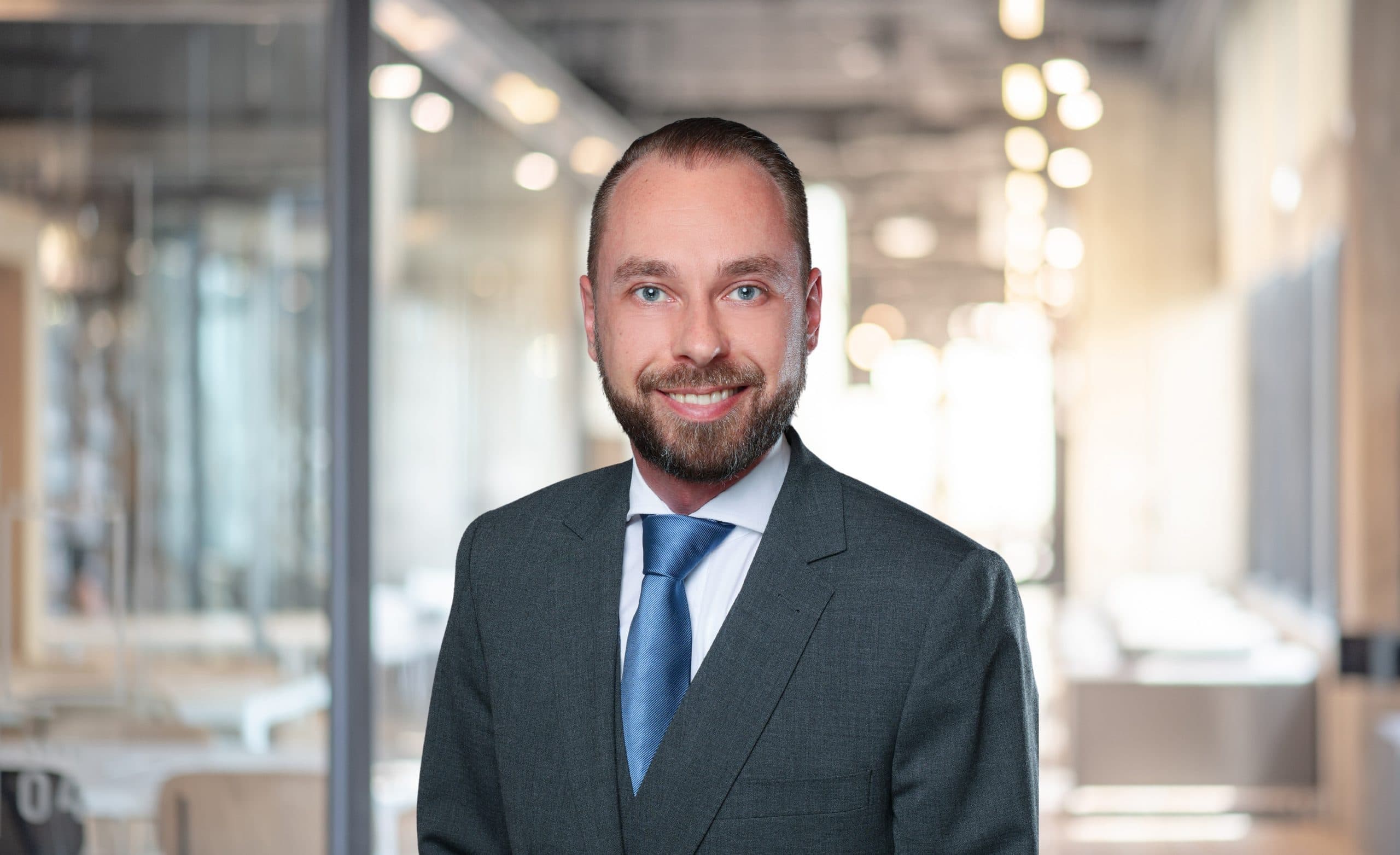 Vertreter der Unternehmen bei Pressekonferenz