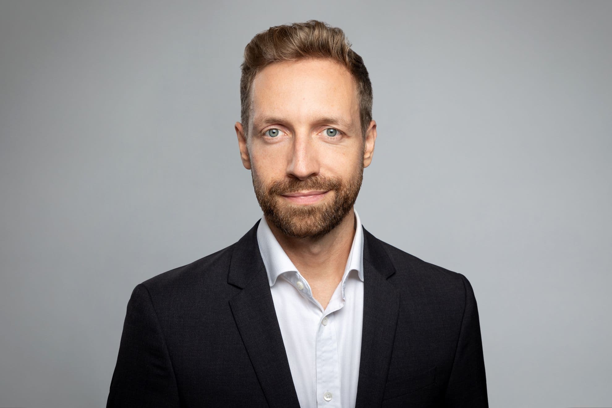 Vertreter der Unternehmen bei Pressekonferenz