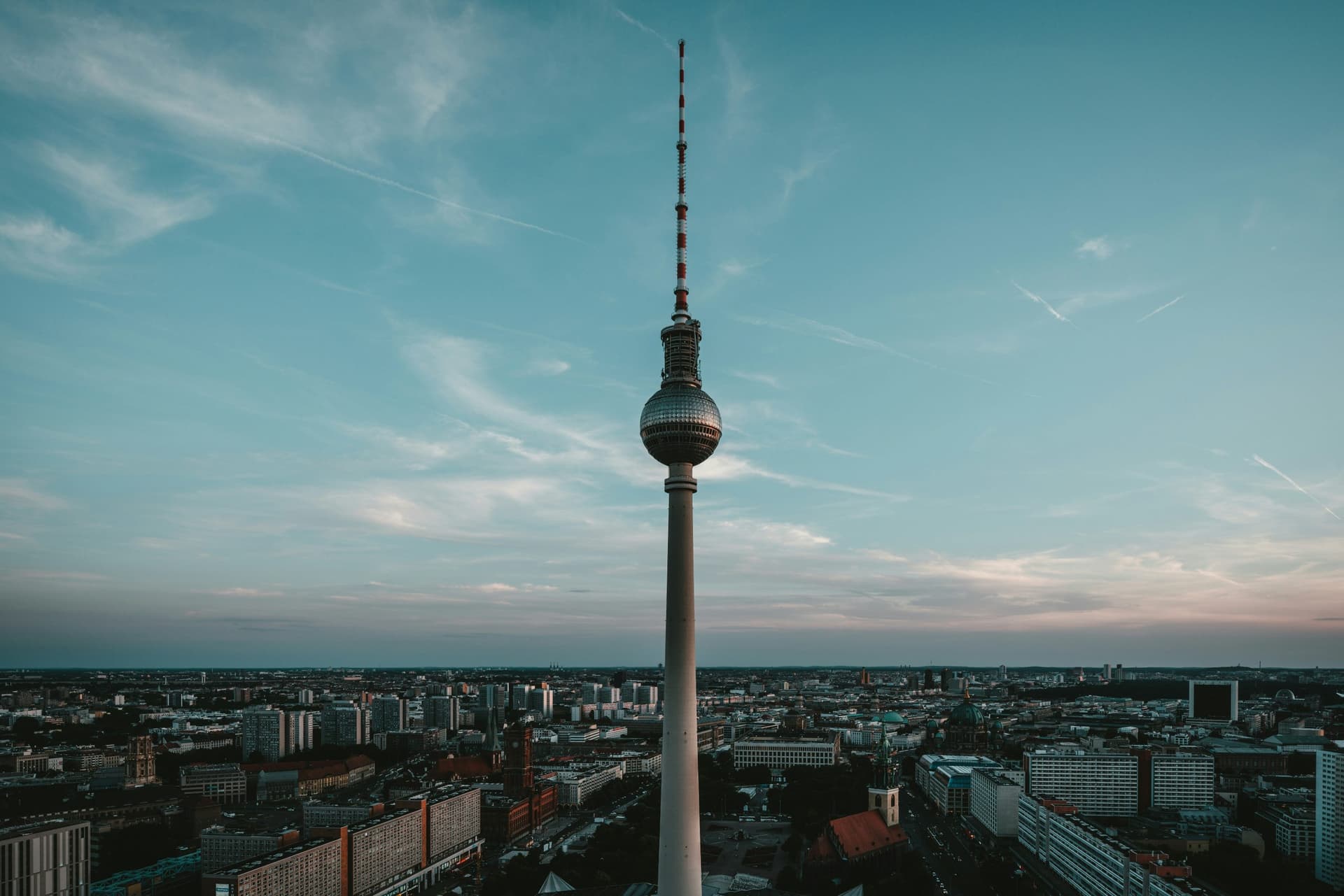 Umsatz auf dem Berliner Logistikmarkt gegenüber dem Vorjahr deutlich gestiegen, großflächige Verträge beleben den Markt