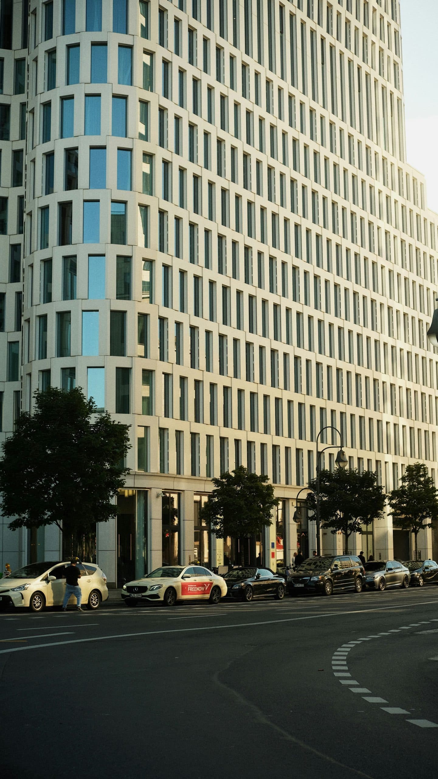 Leichter Aufwärtstrend bei Büro-Investments hält an, Spitzenrenditen weiterhin stabil