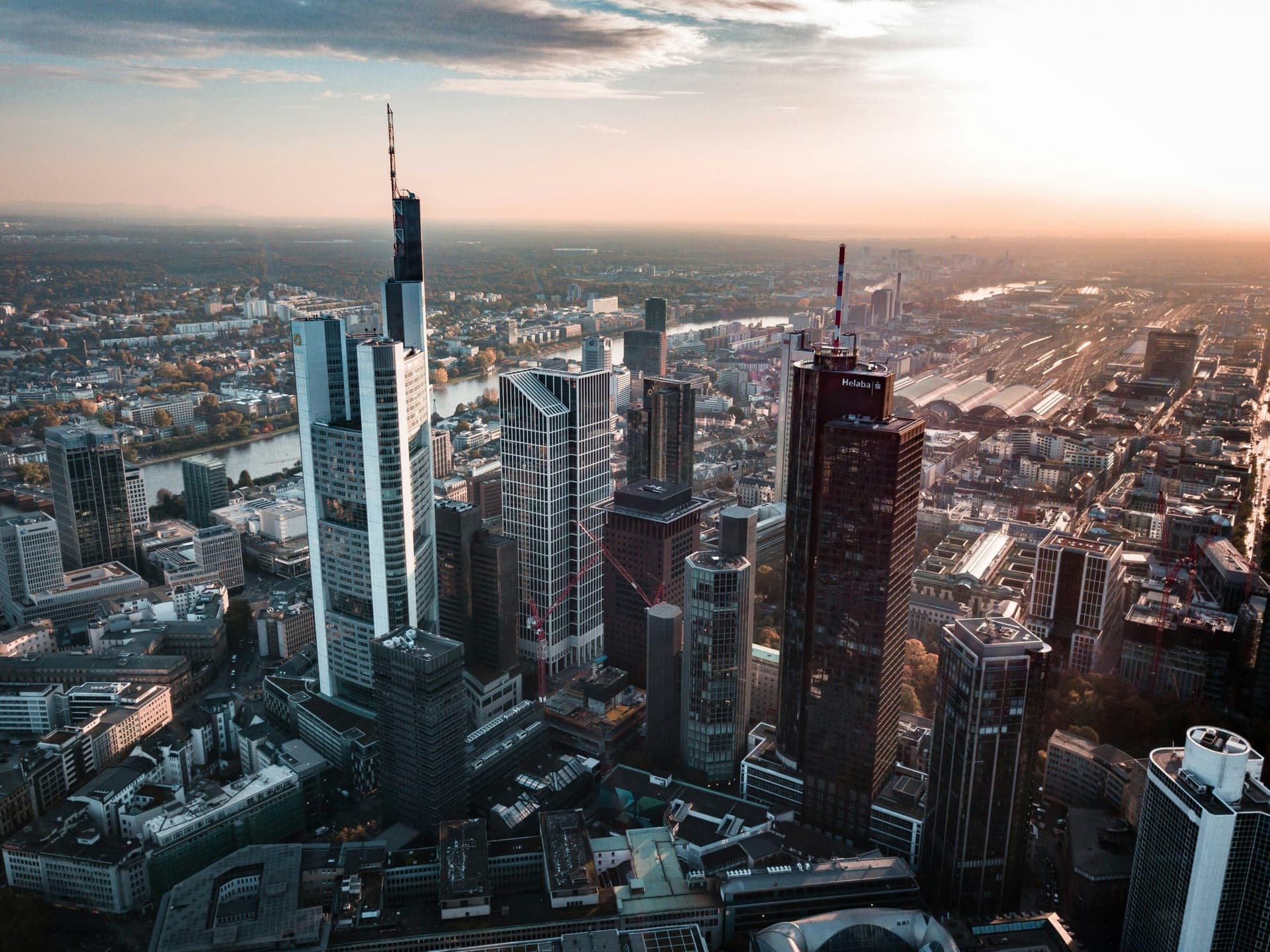 Investmentmarkt Frankfurt: Umsatz um rund die Hälfte gesunken, aber stärkeres 4. Quartal – mehrere Großdeals über Jahreswechsel in Verhandlung