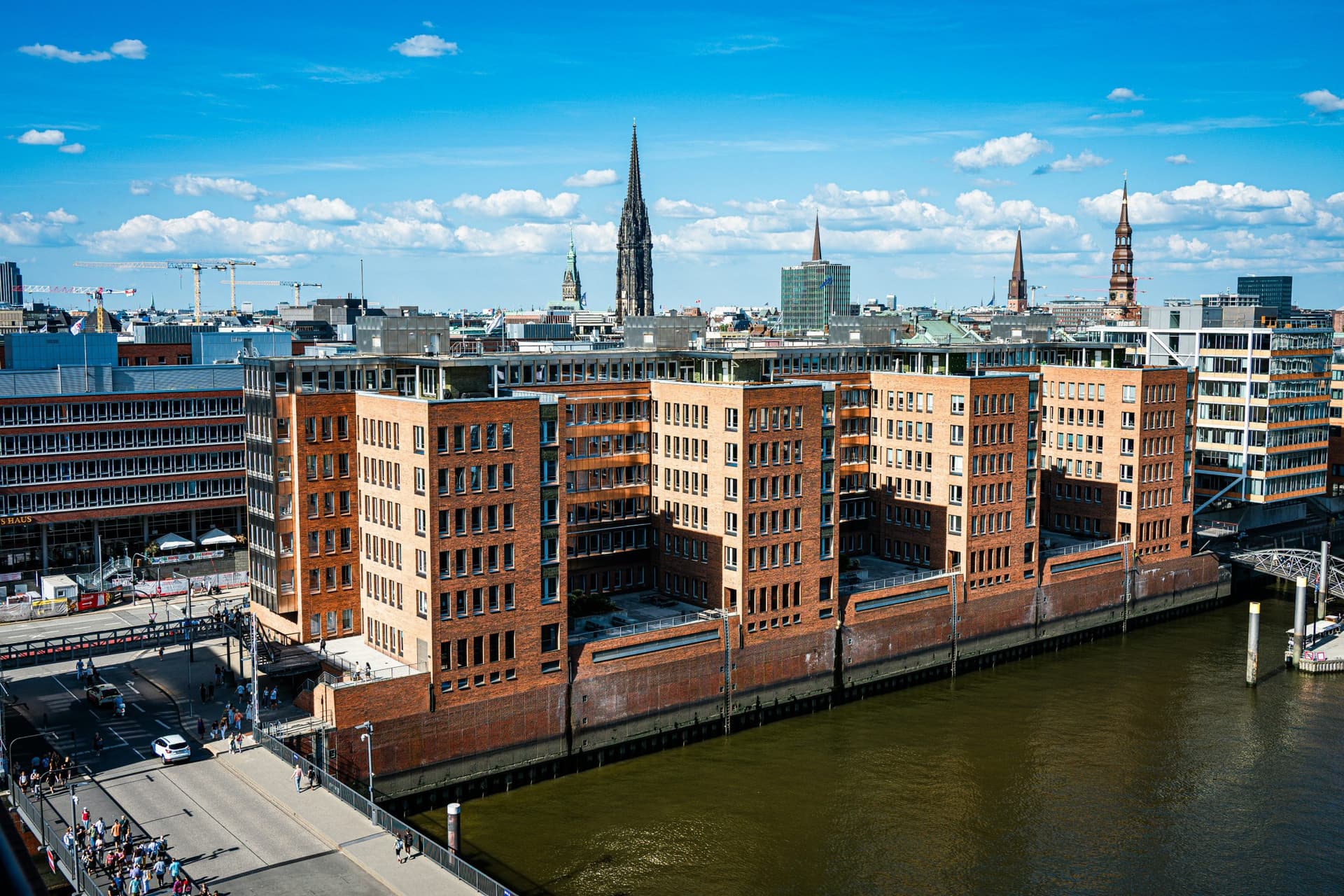Savills untersucht Immobilieninvestmentmarkt Hamburg: Wieder mehr Bürotransaktionen bei zunehmender Marktspreizung