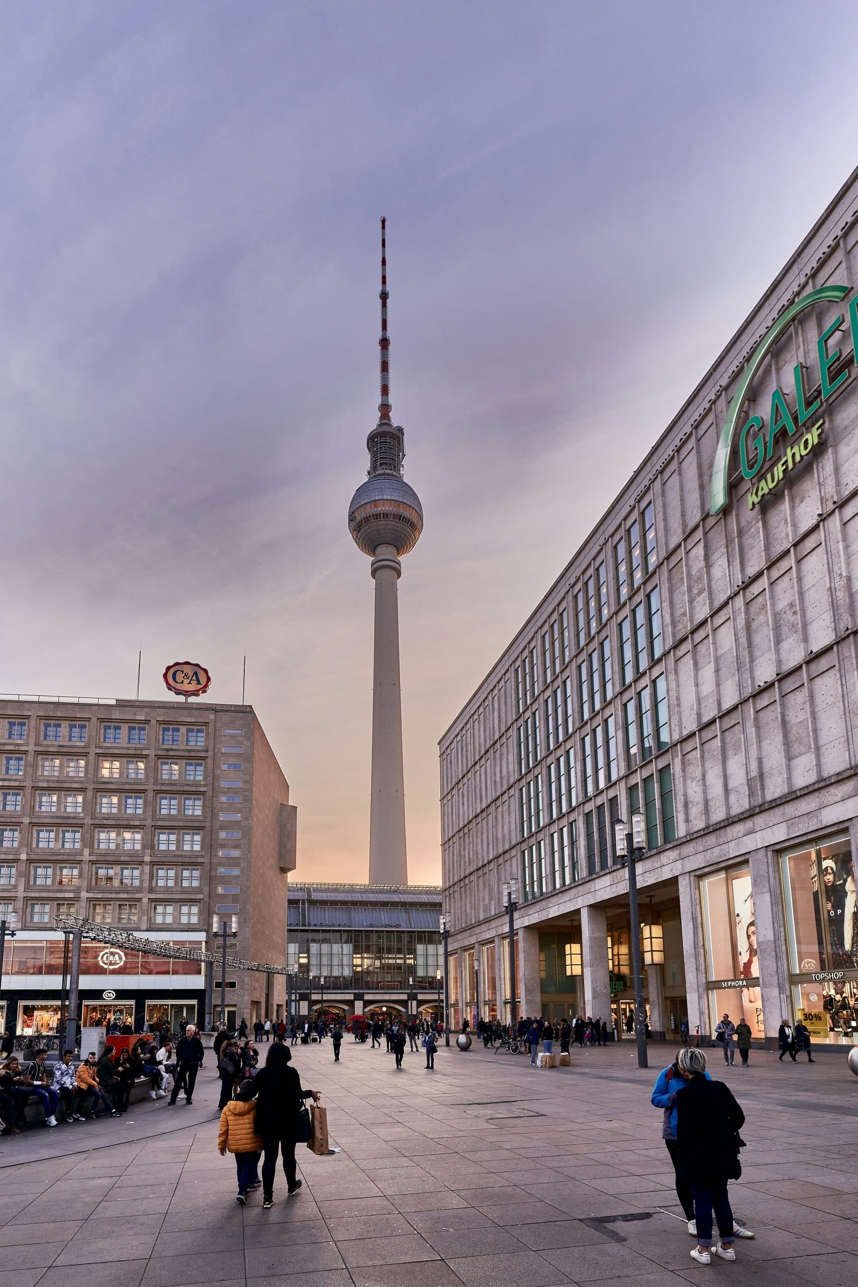Retail investment market: total volume slightly above previous year's level, Signa properties decisive factor for good take-up in Q4