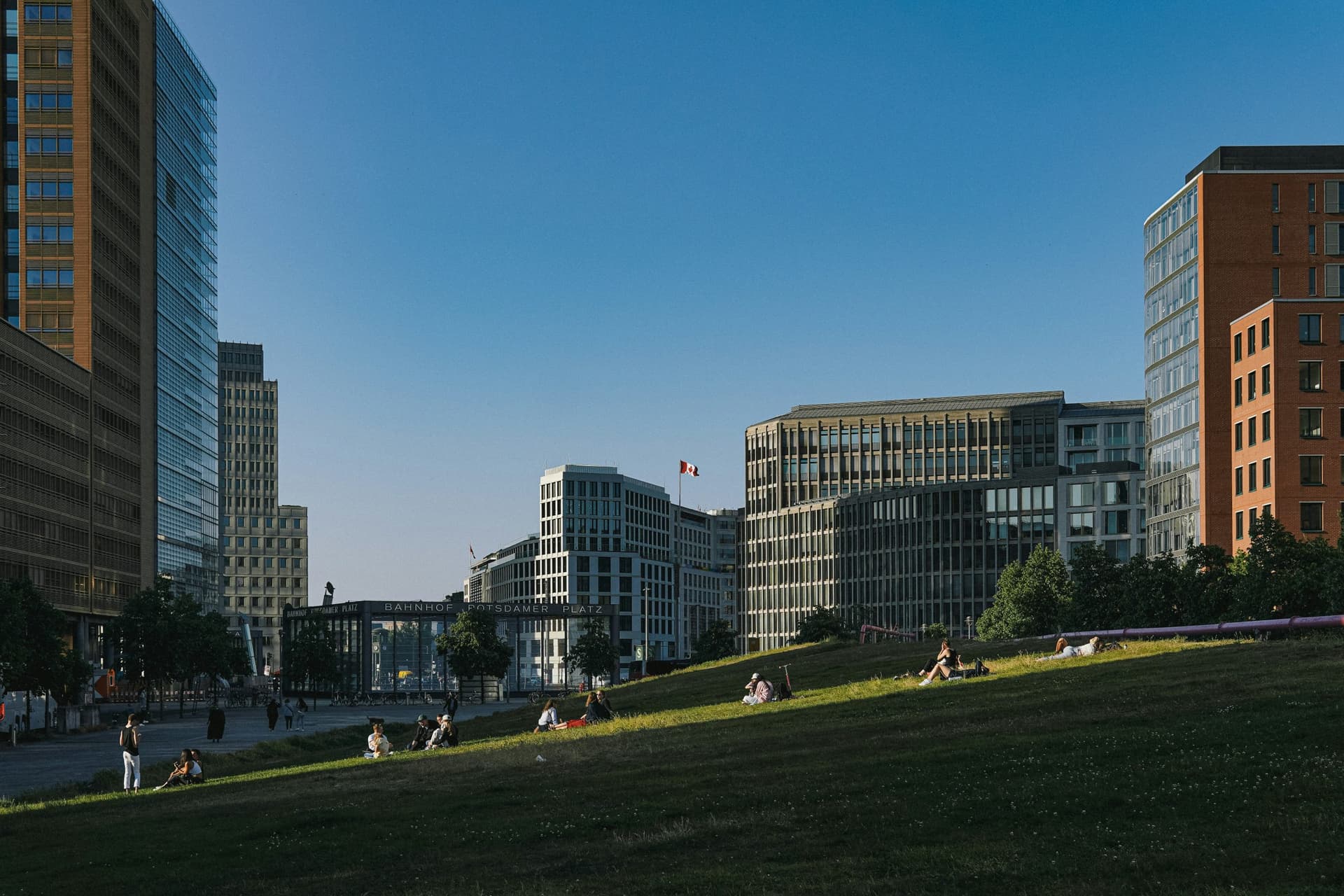 Berliner Bürovermietungsmarkt 2025 mit Rekordzahl von Mietvertragsabschlüssen; Immobilieninvestmentmarkt trotz Rückgang weiterhin Deutschlands Nr.1