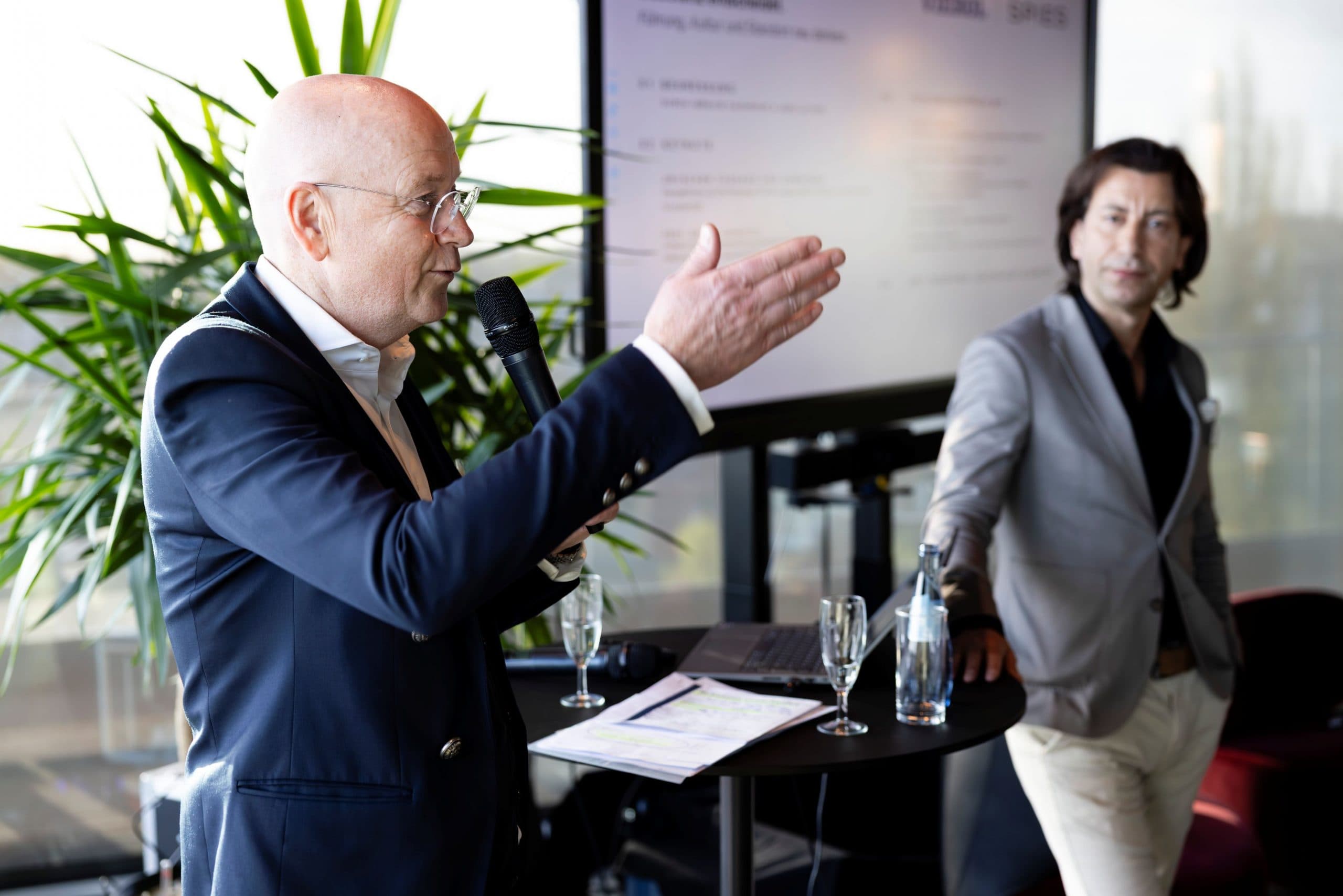 Rund 90 Entscheiderinnen und Entscheider in der Karls Lounge, Oldenburg