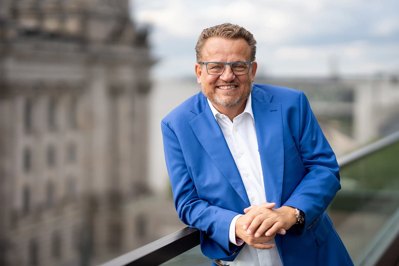 Thomas Schmidmeier, Geschäftsführer der Schmidmeier NaturEnergie, auf einer Terrasse