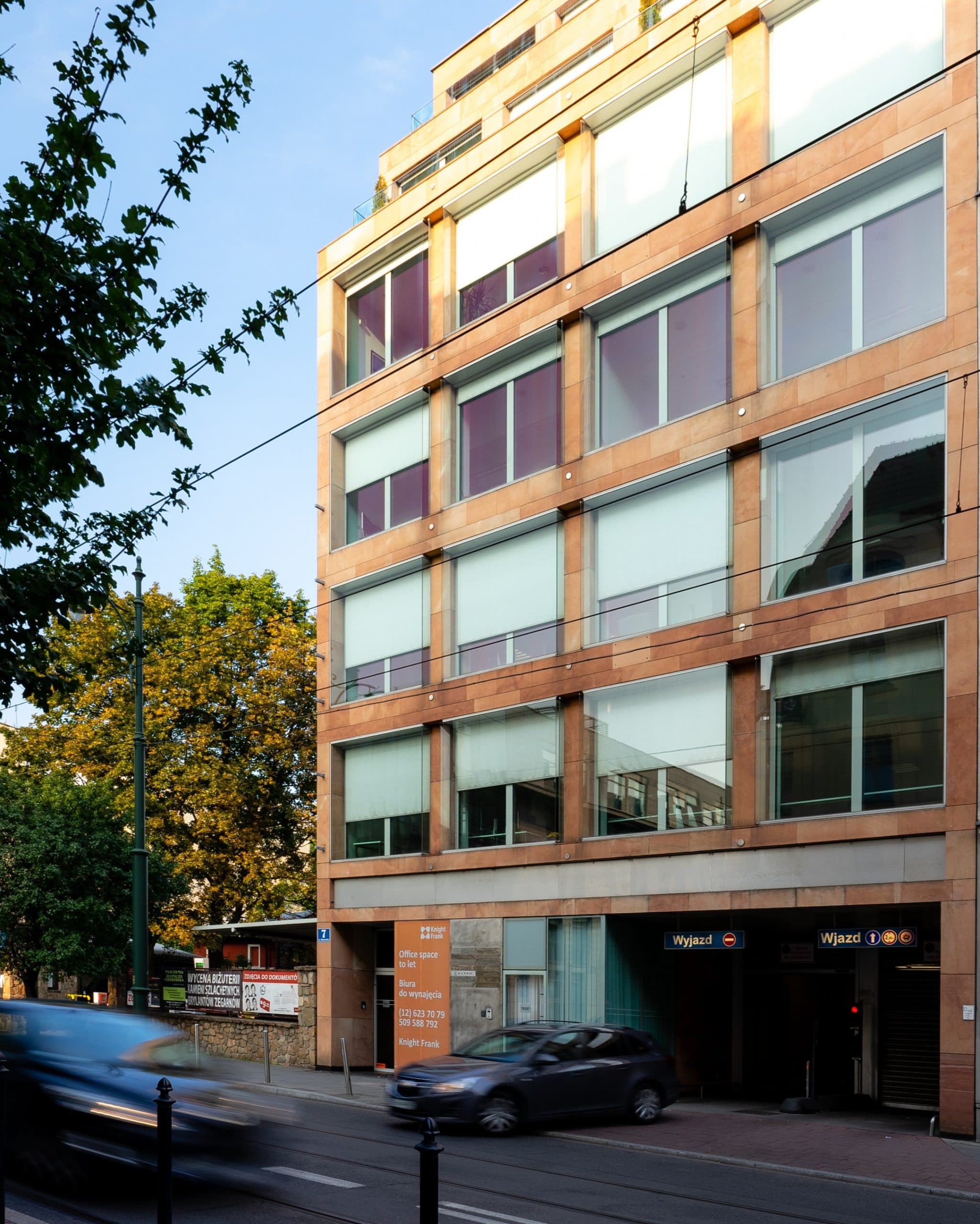 Das Bürogebäude Nowa Kamienica in Krakau, aufgenommen von außen an der Rakowicka Strasse.
