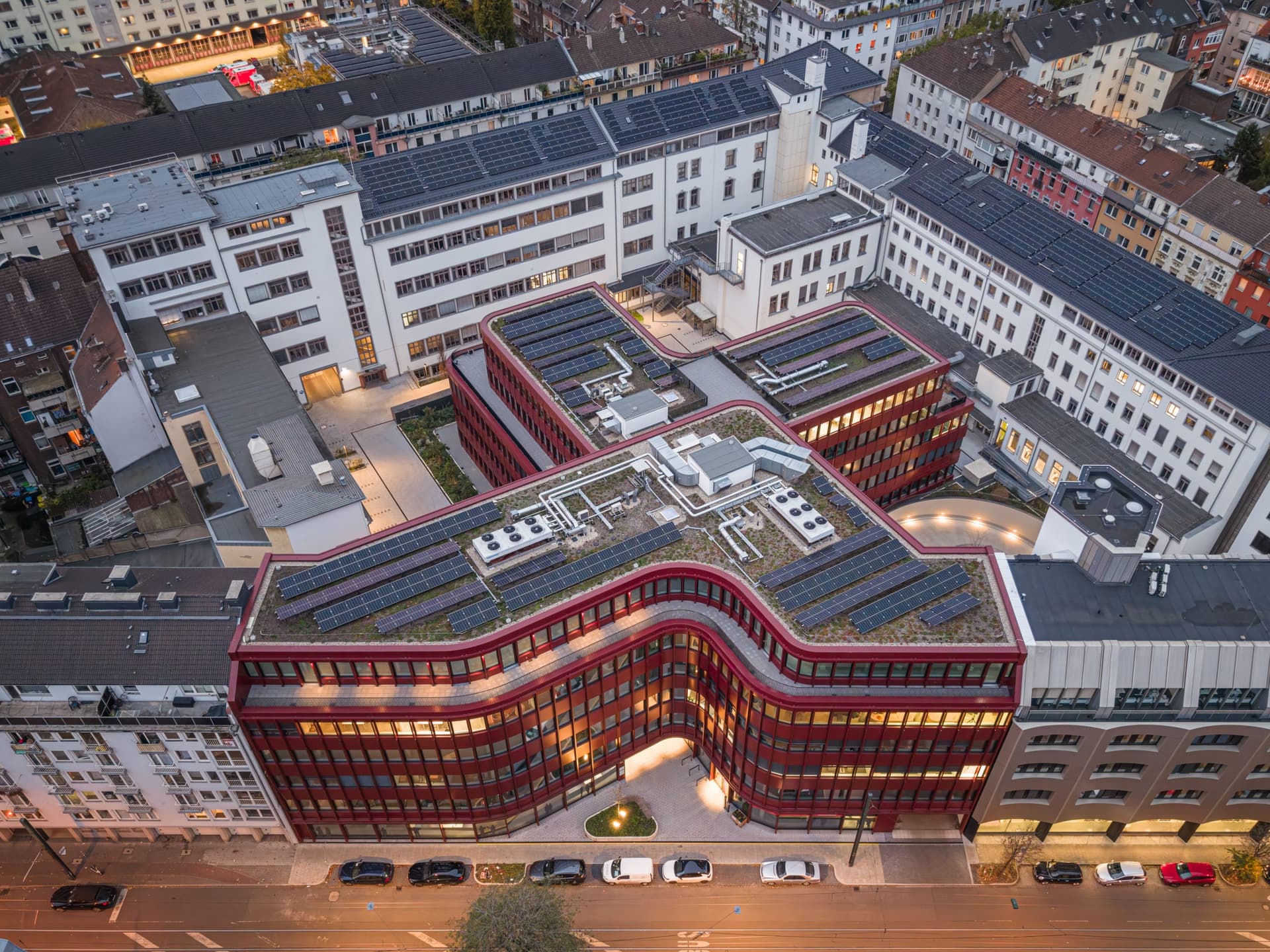 Becken vermietet an Hitzler Ingenieure in seinem Düsseldorfer Büroneubau „CURVE“