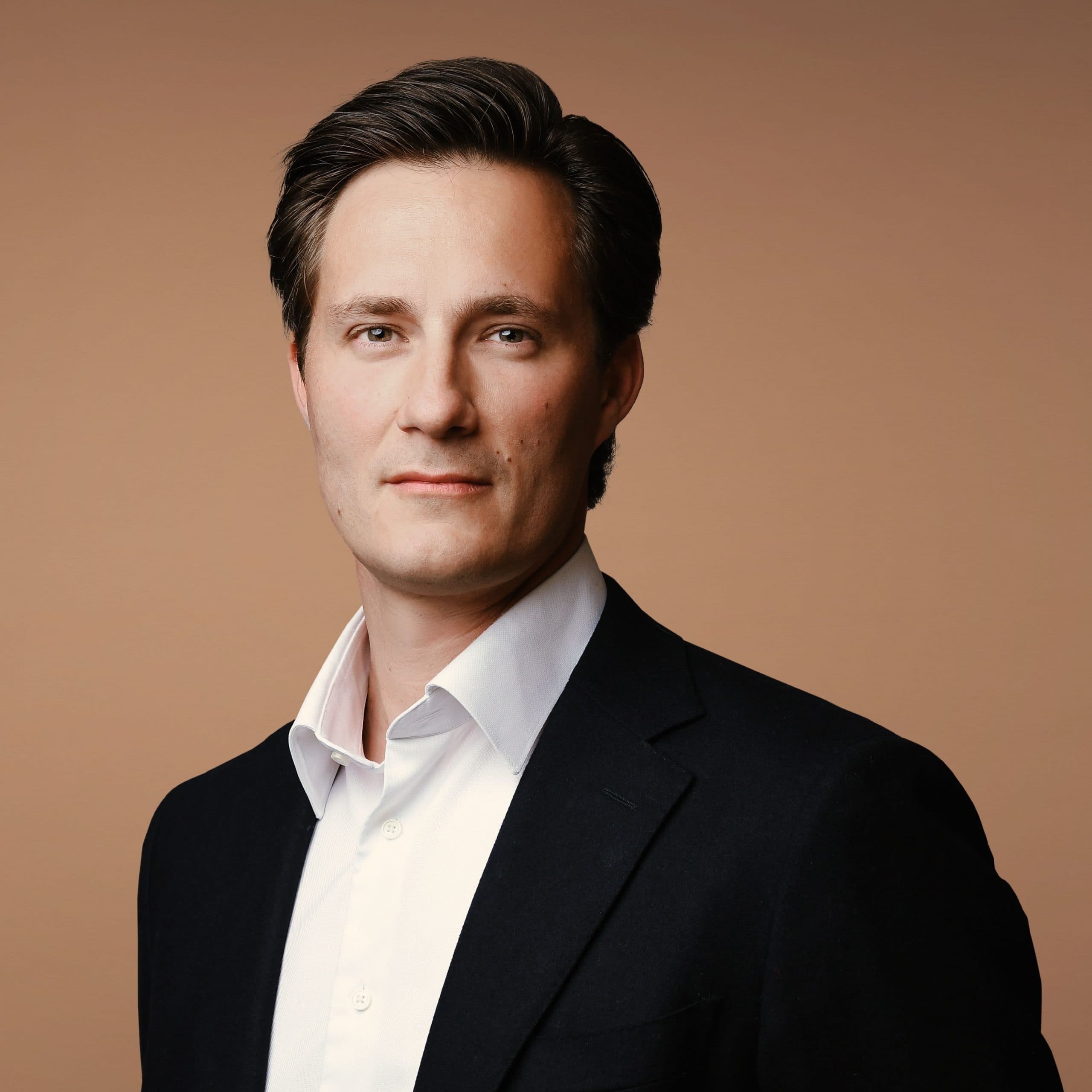 Porträt von Michael Marcinek, Head of Business Development bei GARBE Industrial, vor einfarbigem Hintergrund.
