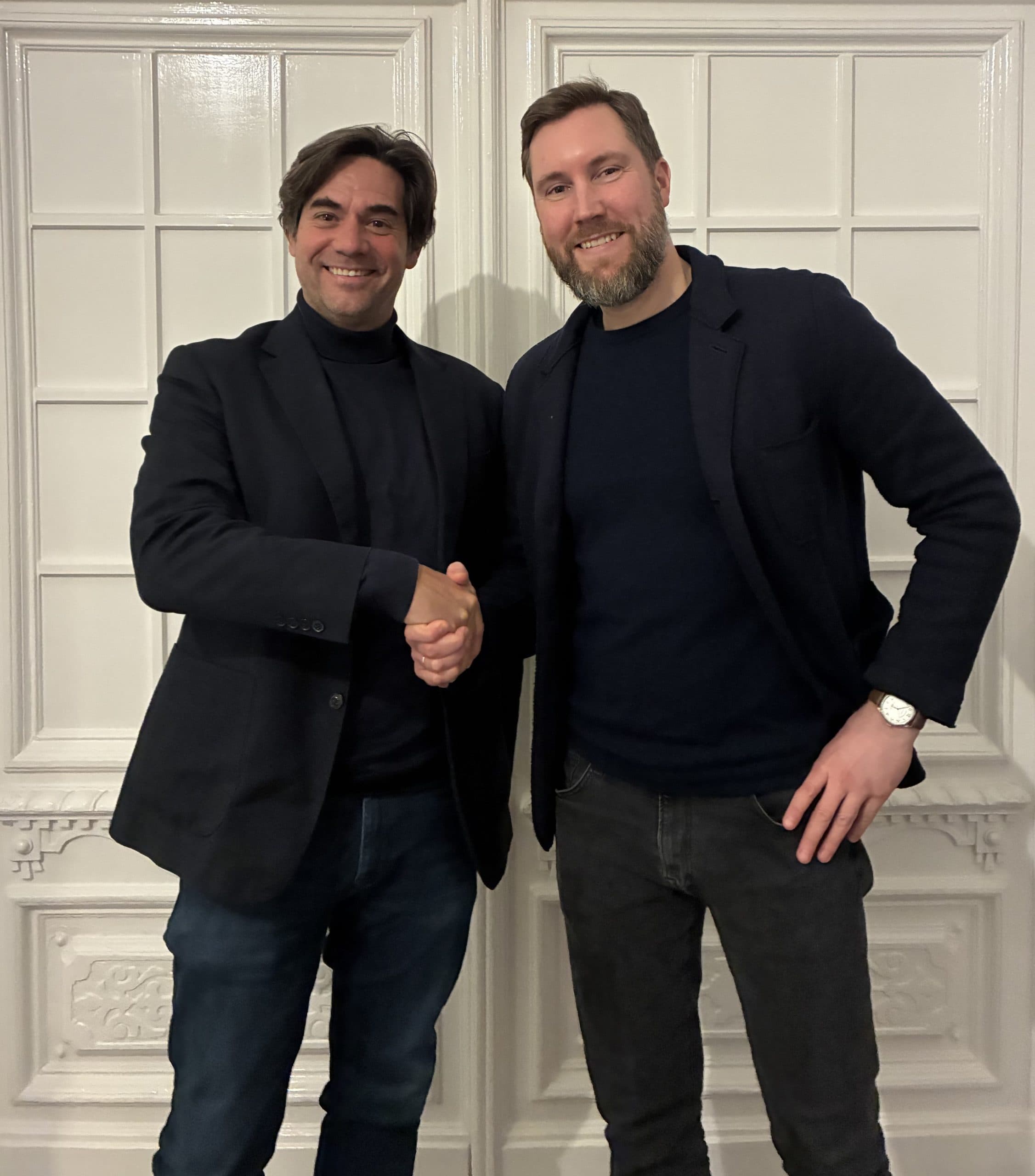 Robert Patzschke und Jonas Renström beim Handschlag zur Gründung der Kooperation zwischen Patzschke Architekten und MADE+ für klassisch-traditionelle Architektur in Schweden.