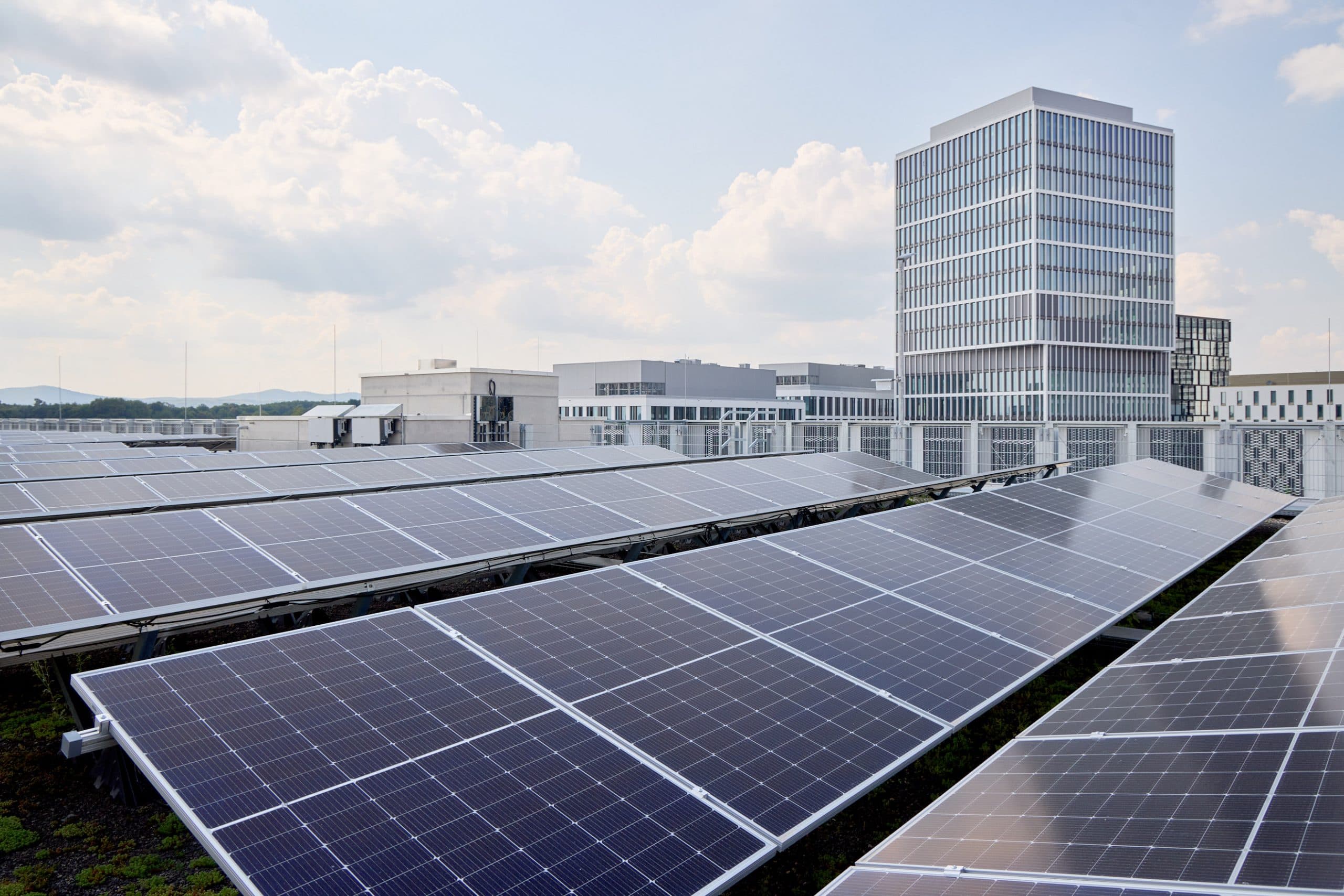 Solaranlagen auf dem Dach des Parkhauses Eschborn Gate, im Hintergrund moderne Bürogebäude.