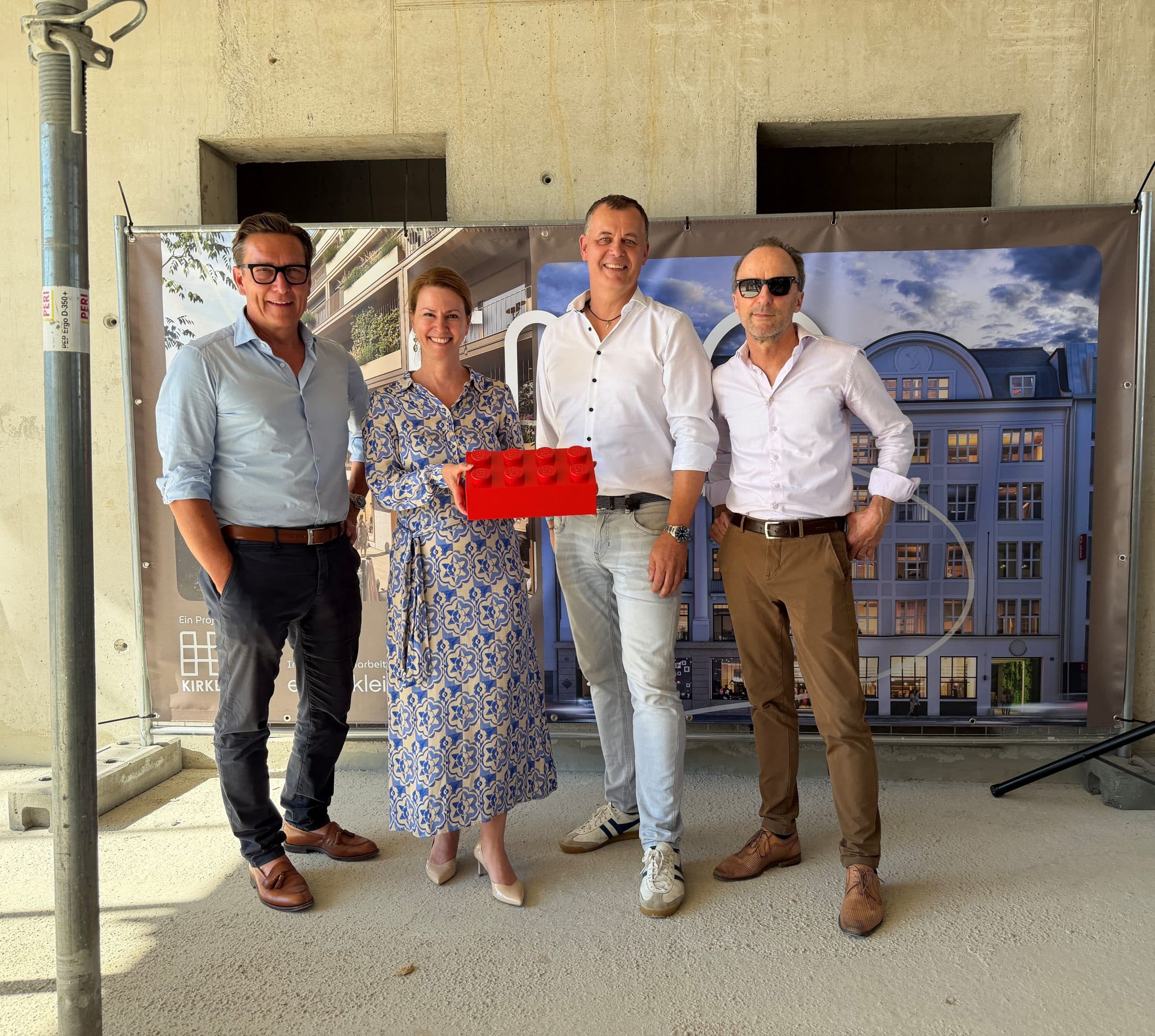 Vier Projektbeteiligte beim Baufortschritt Franz Marc Quartier München, darunter Michael Ehret und Bruno Koller.