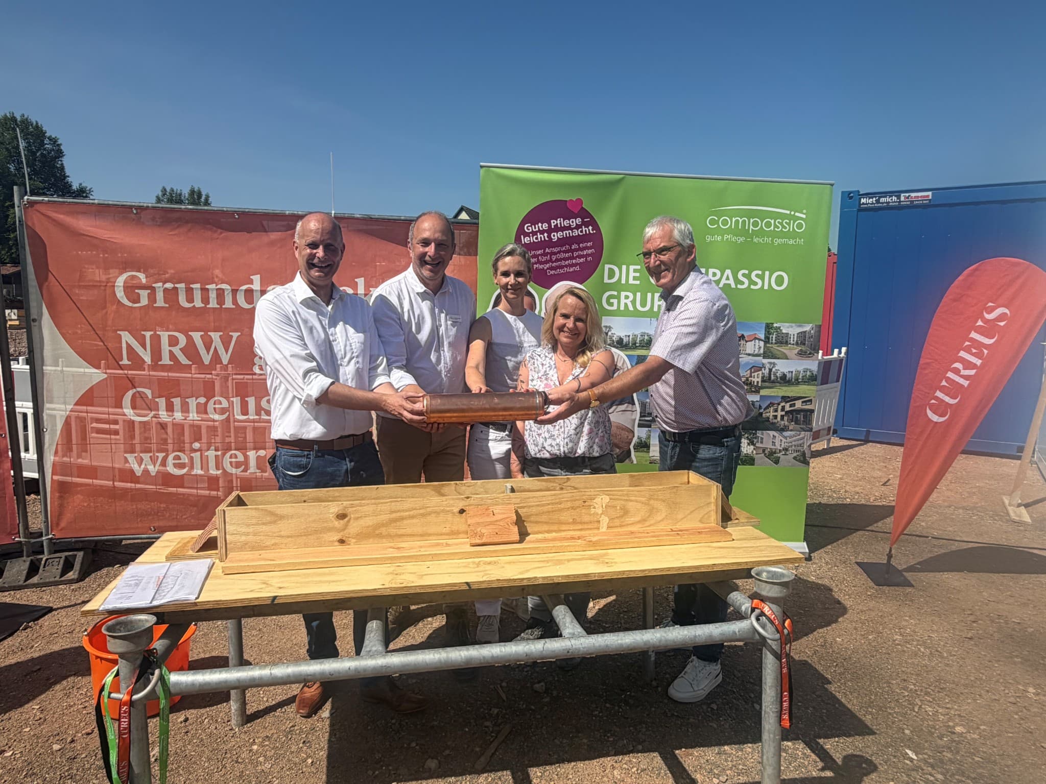 Grundsteinlegung für das Wohncarrée Korbach mit compassio Seniorenresidenz, v.l.n.r.: Stefan Kieweg (Bürgermeister), Uwe Poganiatz-Heine (Projektleiter Cureus), Annika Elsner-Nehm (Ramp-Up-Managerin compassio), Andrea Herden (Projektleiterin Cureus), Karl-Friedrich Frese (Erster Kreisbeigeordneter und Baudezernent Landkreis Waldeck-Frankenberg), Hessen, ein Projekt der Cureus Urheber: Manja Tsitsarkin
