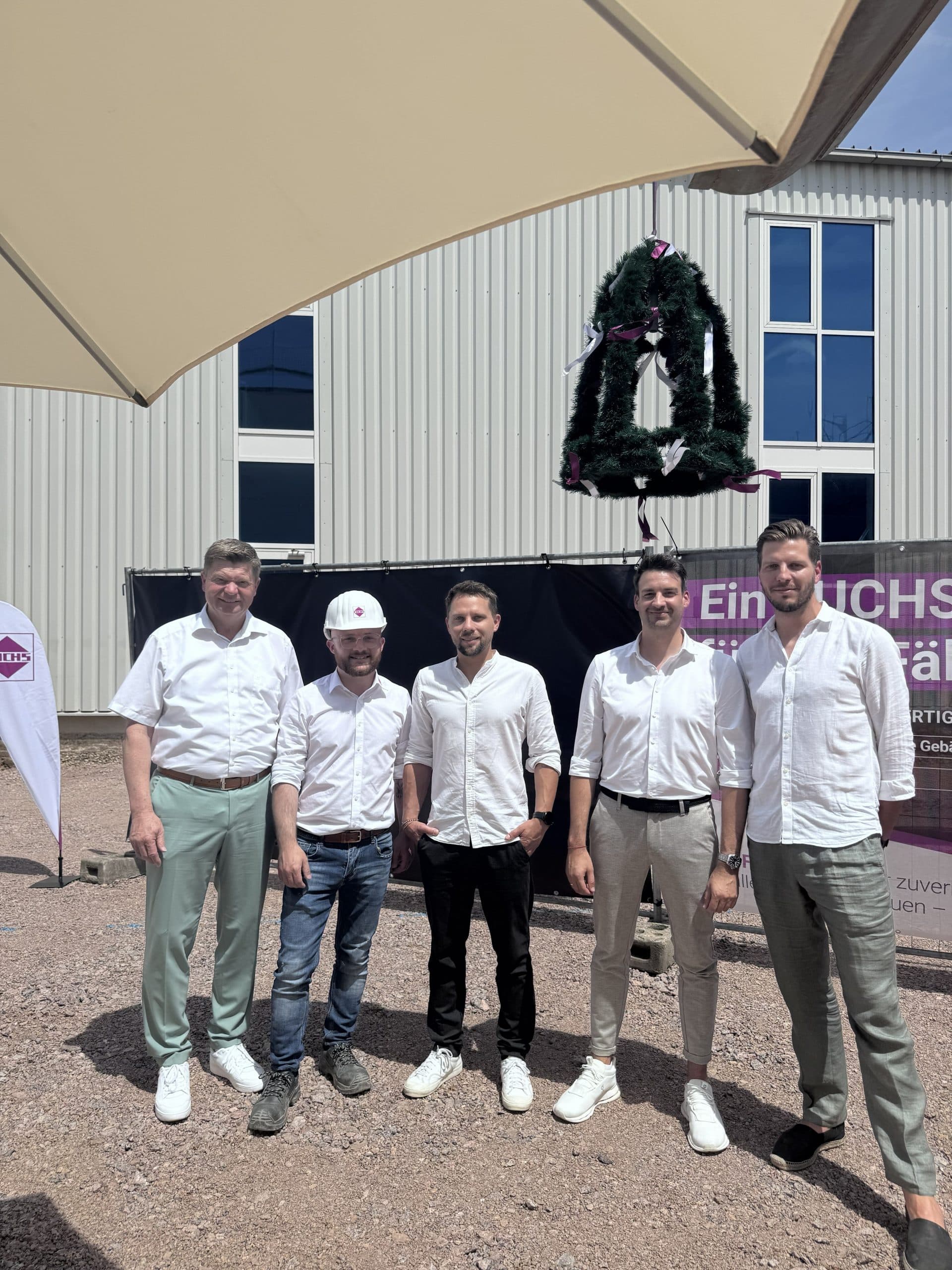 (v.l.n.r.: Harald Stadler (Bürgermeister Neutraubling), Lucas Caratelli (FUCHS Systemgebäude GmbH, Michael Rothkopf (Senior Developer bei AVENTOS), Tobias Gottschalk (FUCHS Systemgebäude GmbH), Patrick Ibler, Head of Development Süddeutschland bei AVENTOS))