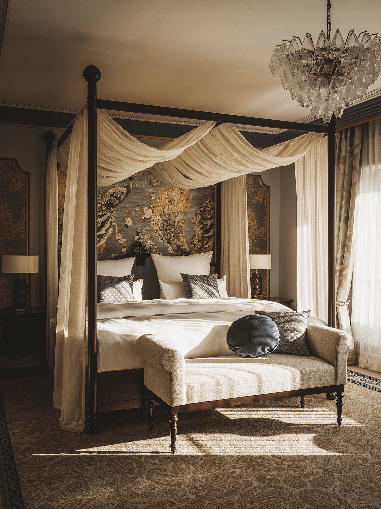 Innenansicht der Präsidentensuite im Taj Hessischer Hof Frankfurt mit luxuriösem Himmelbett und stilvoller Einrichtung.