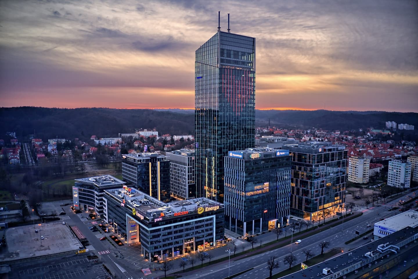 KINGSTONE RE begleitet Ankauf von Landmark-Büro-Tower in Danzig für die STRABAG-Gruppe