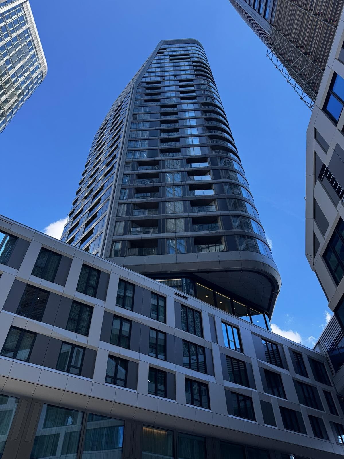 Außenansicht des modernen Hochhauses FOUR Terra in Frankfurt.