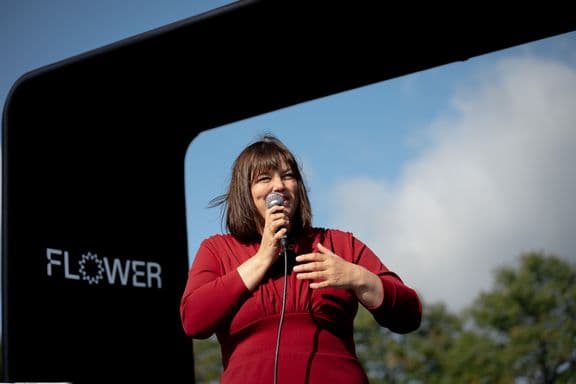 Katharina Fegebank bei einer Rede zur Eröffnung des Flower BESS-Projekts in Hamburg