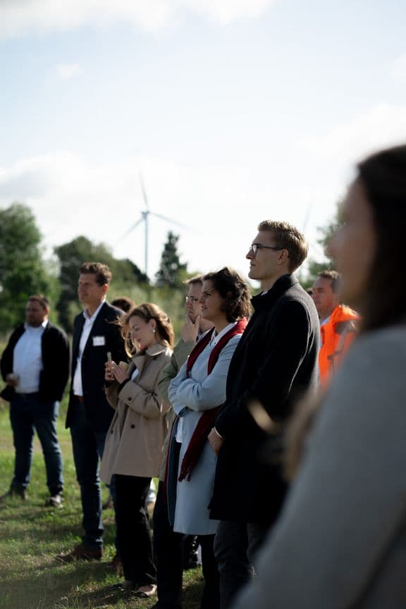 Teilnehmende beim Spatenstich für das Flower Battery Storage-System in Hamburg-Bergedorf im Freien.