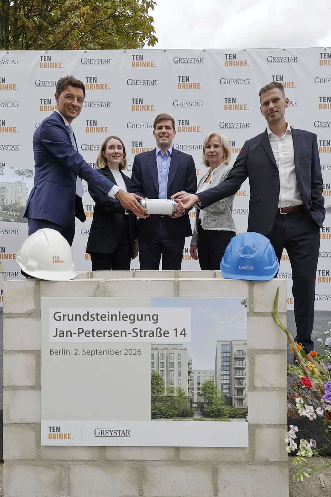 Gruppenfoto von fünf Personen bei der Grundsteinlegung des Wohnprojekts Jan-Petersen-Straße 14 in Berlin-Marzahn am 2. September 2026.