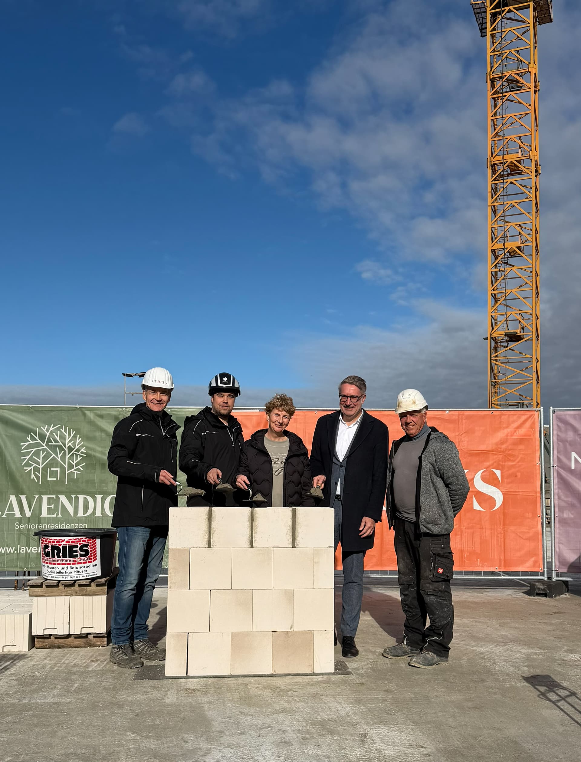 Grundsteinlegung Lavendio Seniorenresidenz Braunschweig, v.l.n.r.: Holger Johannesmann (Projektleiter Cureus), Frederik Melching (Bauleiter Olaf Joop Projektbau), Elvira Schulze (Geschäftsführung Lavendio), Gerold Leppa (Stadtbaurat Braunschweig), Christian Schulz (Polier Olaf Joop Projektbau), Niedersachsen, ein Projekt der Cureus. Bildquelle: Wiebke Buhr