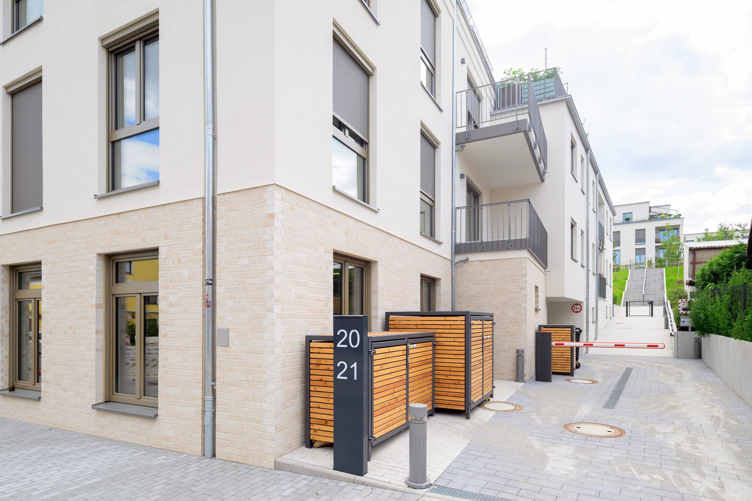 Moderne Wohngebäude im Neubauensemble Grünfinken an der Grünauer Straße 20-21 in Berlin-Altglienicke, aufgenommen aus dem Innenhofbereich.