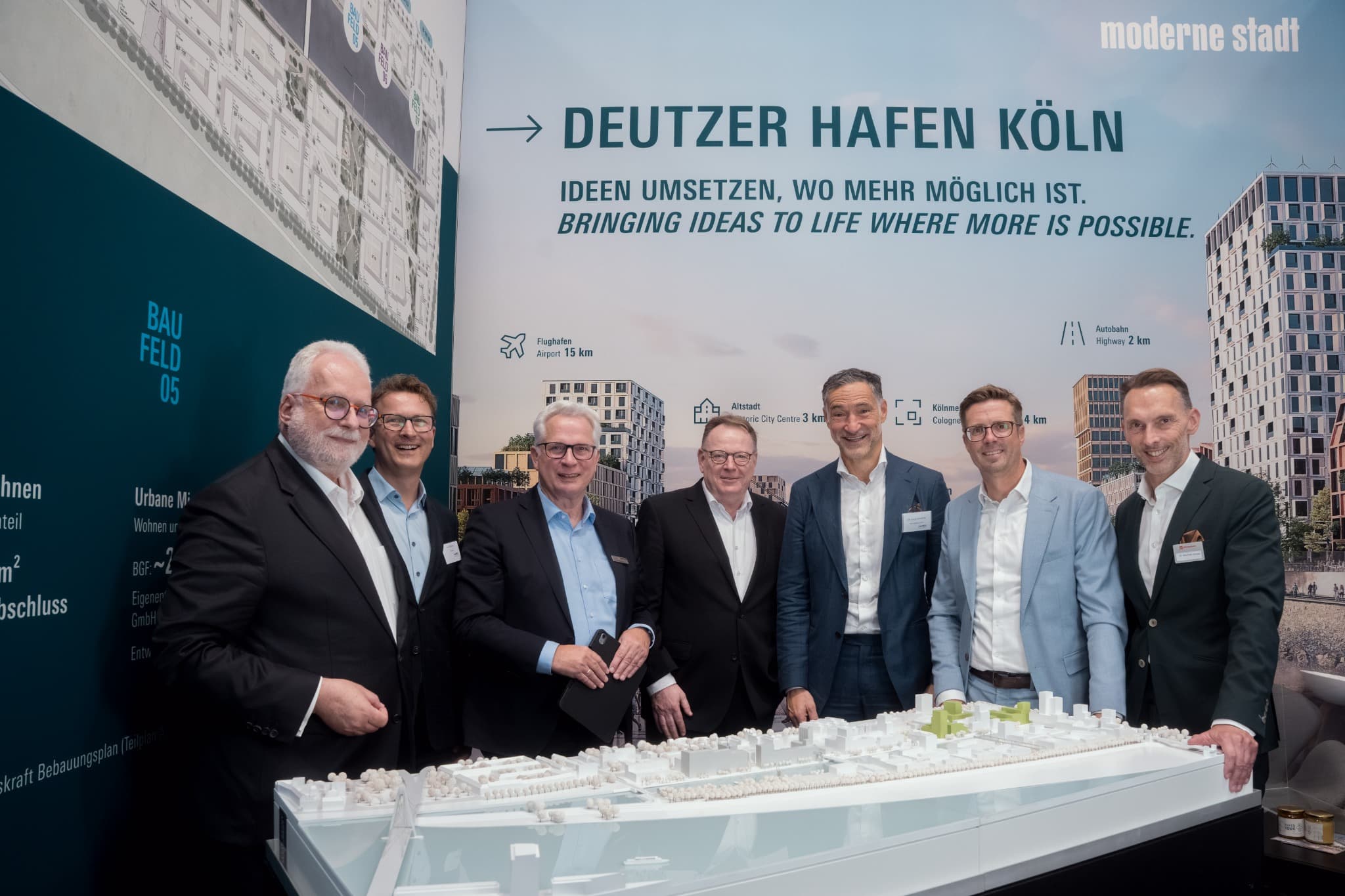 Gruppenfoto bei der Unterzeichnung der Anhandgabe Deutzer Hafen Köln mit Vertretern von moderne stadt, GARBE Urban Real Estate und der Stadt Köln.