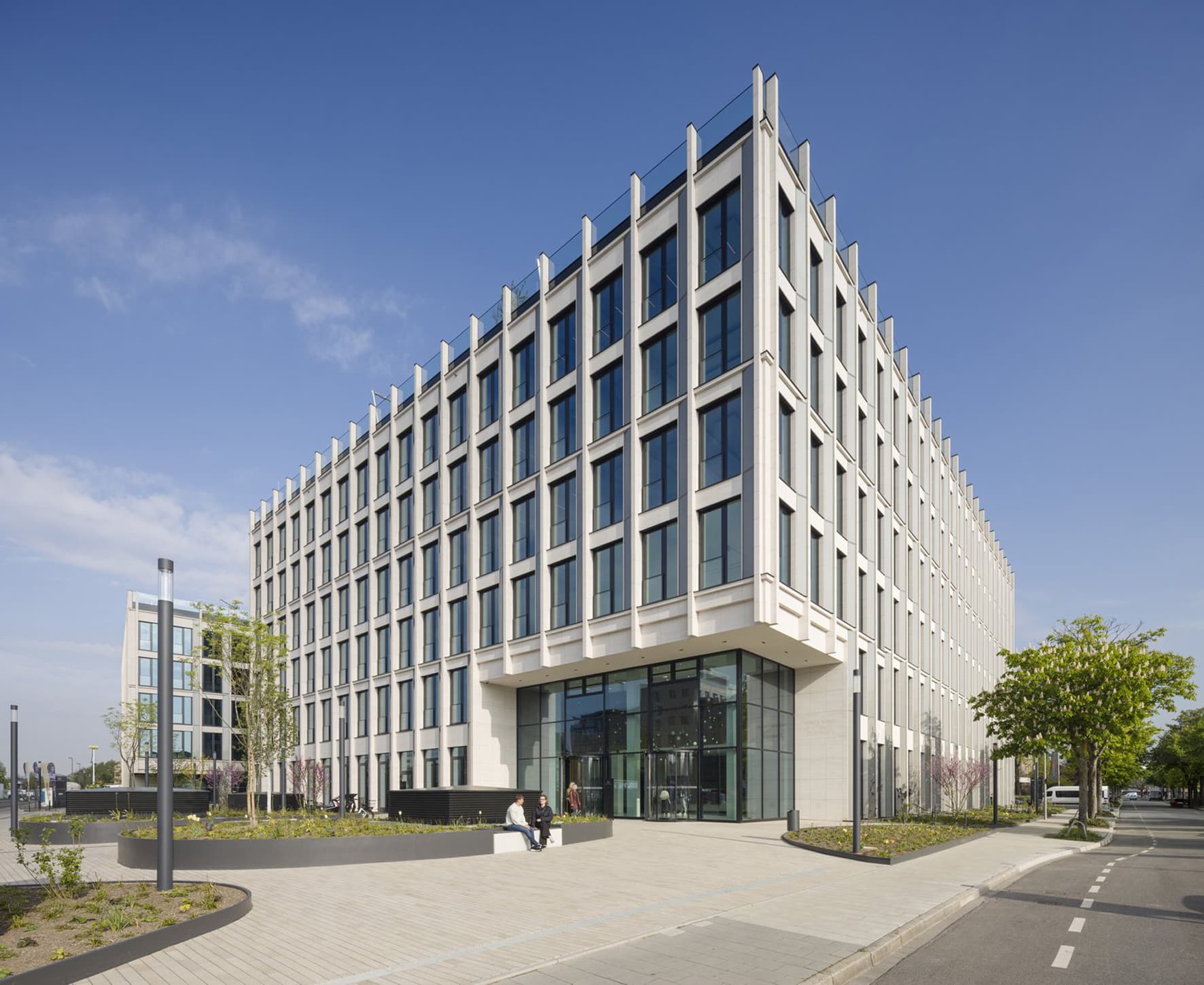 “Düsseldorf: Aengevelt vermittelt rund 900 m² Bürofläche in den ´Twin Cubes`.“