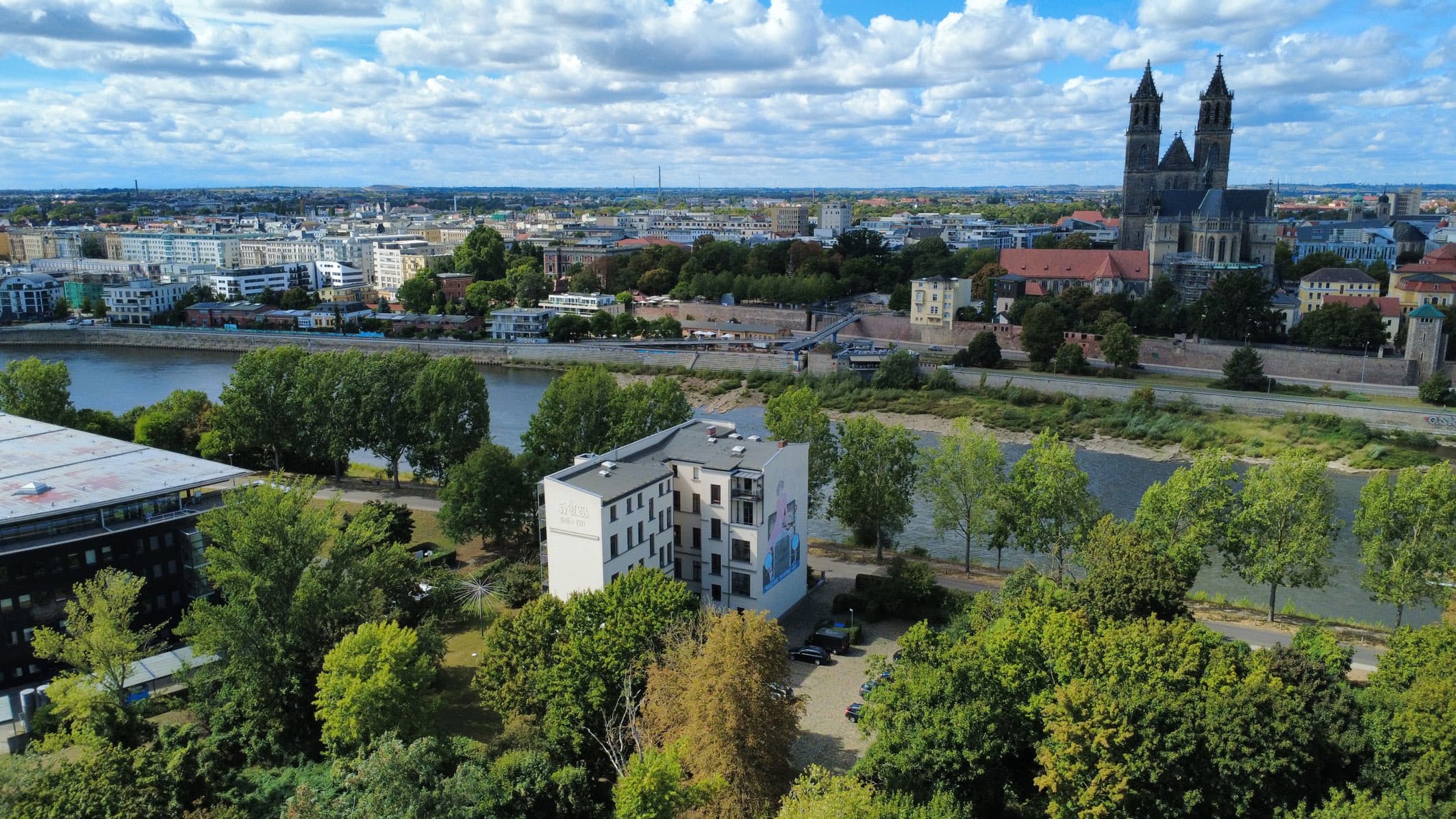 "Aengevelt vermittelt Mehrfamilienhaus in exklusiver Elblage an Die Stadtfelder Wohnungsgenossenschaft e.G. in Magdeburg."