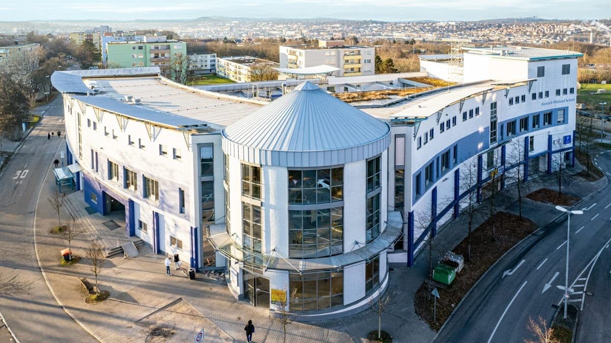 JLL begleitet Verkauf eines Schul- und Nahversorgungszentrums in Pforzheim