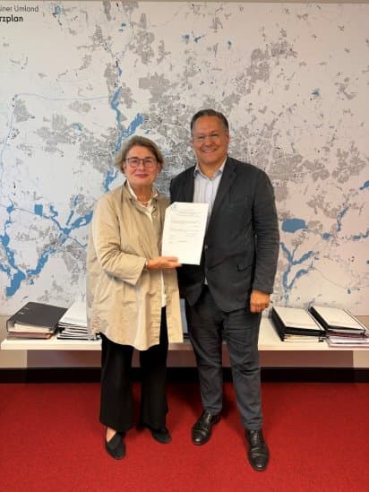 Prof. Petra Kahlfeldt und Oliver Reiß bei der Unterzeichnung des städtebaulichen Rahmenvertrags Hertzallee Nord.