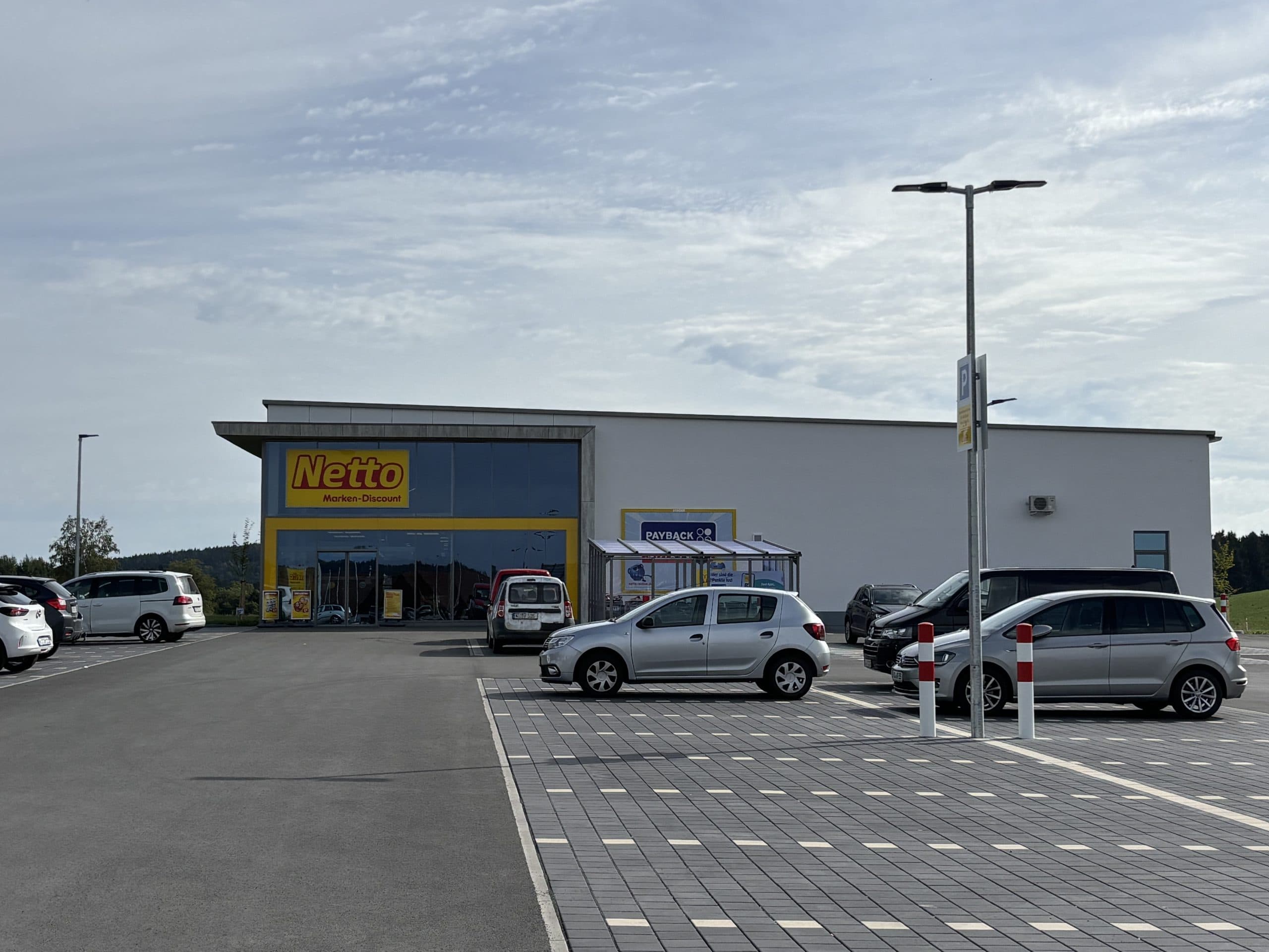 Netto Marken-Discount Markt in Marktleugast, Neubau mit Parkplatz vor dem Gebäude