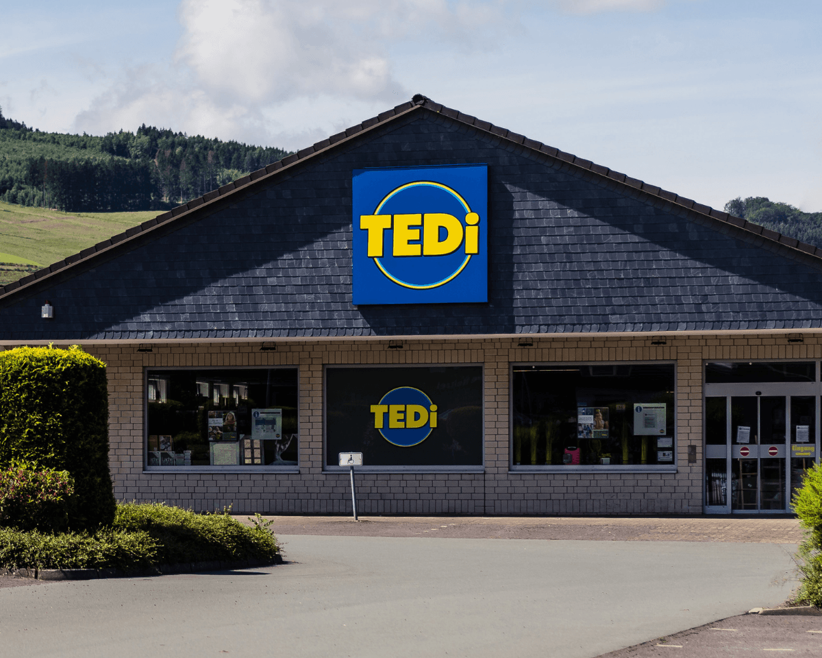 Außenansicht der TEDi-Filiale im Nahversorgungszentrum Bestwig, Nordrhein-Westfalen.