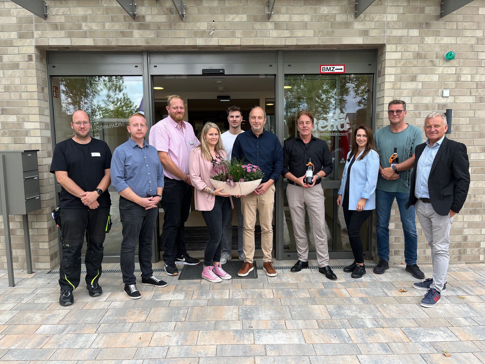 2025_09_11_Foto_Cureus_Belia_SR_Duisburg_Rheinhausen_Fertigstellung_Team_by_Michael_Krajza Übergabe 1. Bauabschnitt Belia Seniorenresidenz Rheinhausen in Duisburg, Projektteam aus Betreiber, Projektleitung der Bauherrin und Generalunternehmen, Nordrhein-Westfalen, ein Projekt der Cureus, Bildrechte: Urheber: Michael Josef Krajza