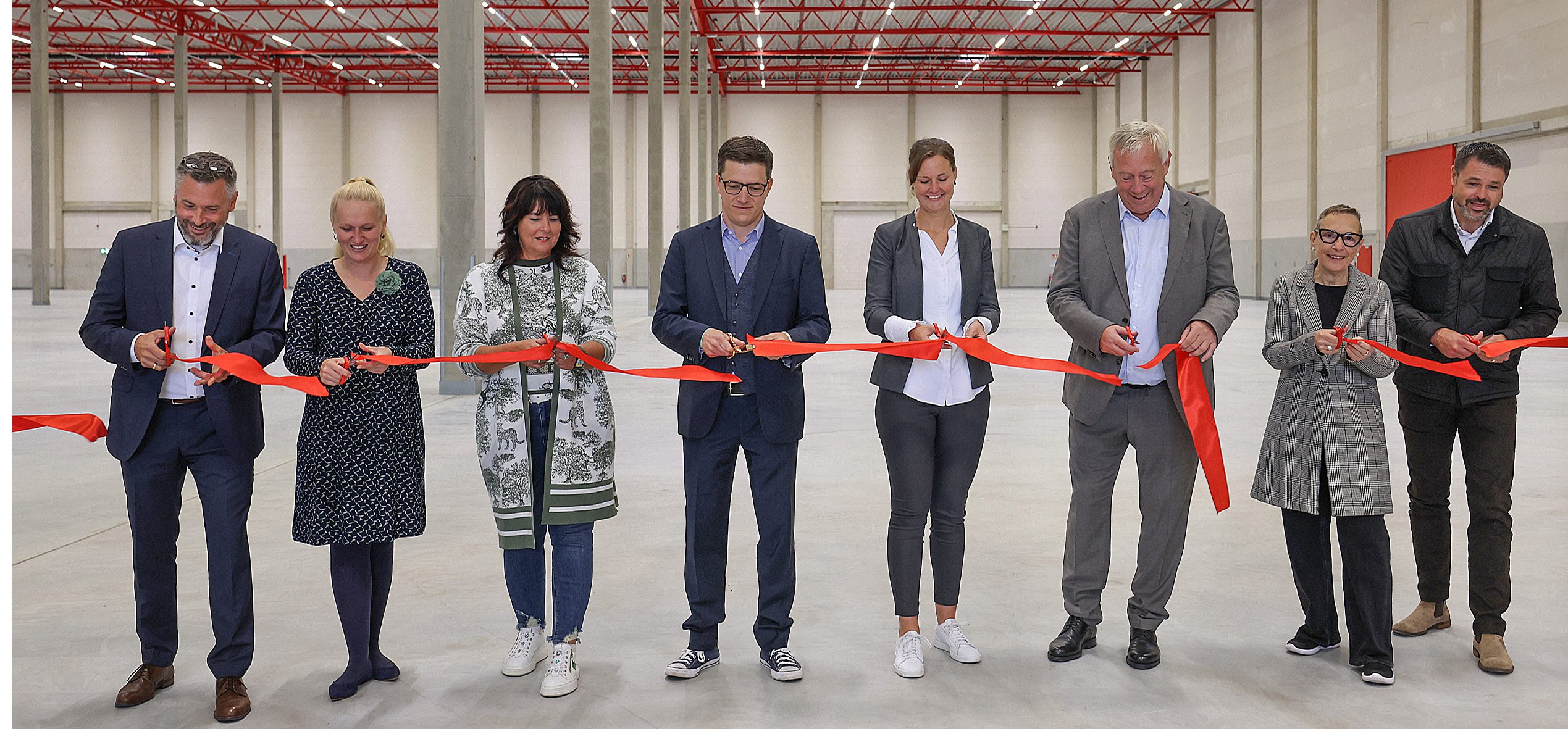 vcsPRAsset_3484426_185110_07f69805-3c91-49bc-b384-300bde3ca67c_0 (v.l.n.r.): Arne Haeger (Senior Projektentwickler bei Alcaro Invest GmbH), Désirée Schrade (Stadtverordnetenvorsitzende in Frankfurt (Oder), Jaqueline Skärke (Bauaufsicht Frankfurt (Oder)), Claus Junghanns (Bürgermeister Frankfurt (Oder)), Anton Mertens (Vorsitzender des Vorstandes der OSMAB Holding AG), Maria Siepler, Markus Kroner (Geschäftsführer der ALCARO Invest GmbH)