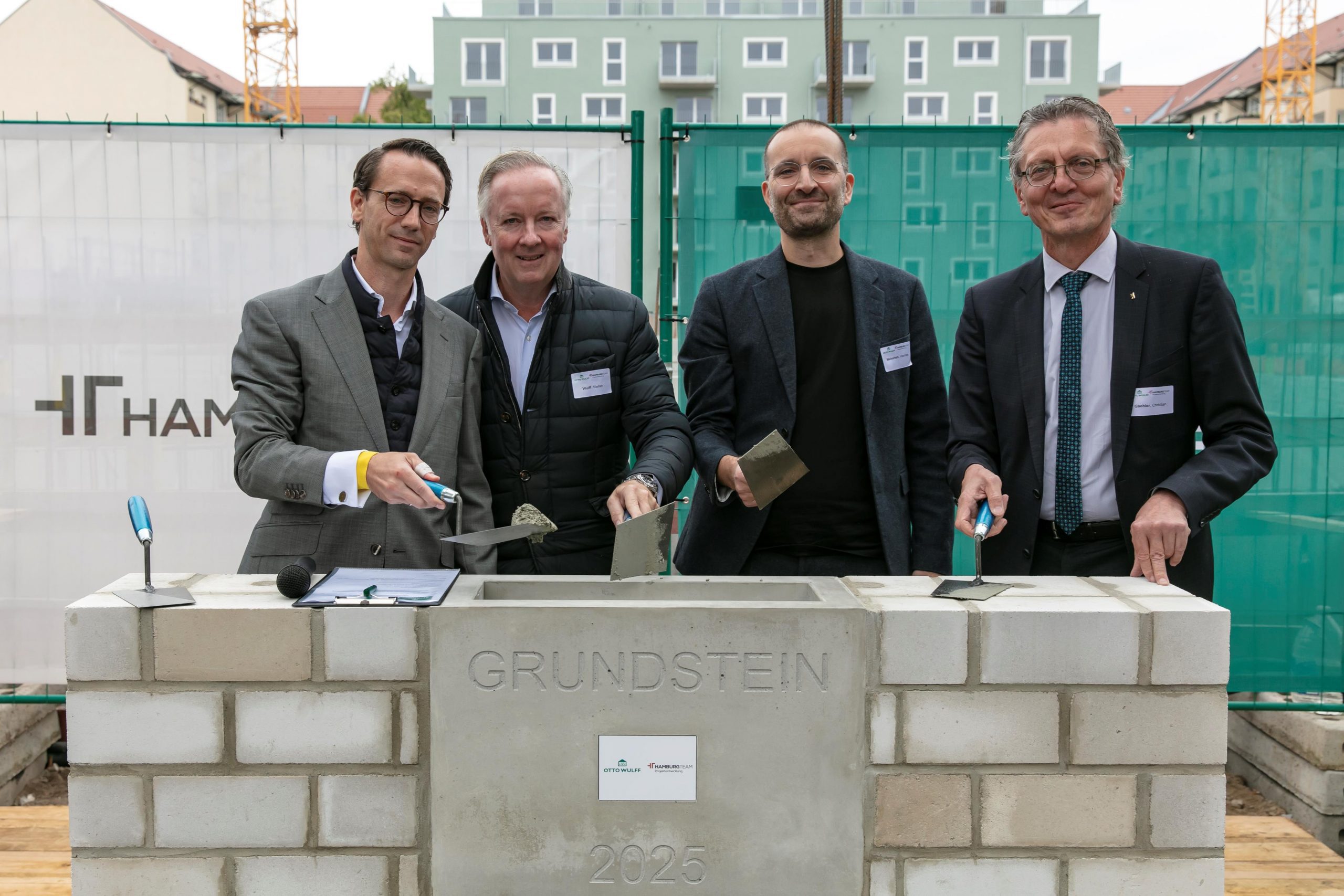 Die Grundsteinlegung für die Wohnquartiersentwicklung Hey Charlottenburg ist heute erfolgt: V.l.n.r.: Nikolas Jorzick, Geschäftsführender Gesellschafter HAMBURG TEAM, Stefan Wulff, Geschäftsführender Gesellschafter OTTO WULFF, Hannes Meisehen, Leiter Büro Berlin KSP ENGEL, Christian Gaebler, Senator für Stadtentwicklung, Bauen und Wohnen des Landes Berlin. Urheber am Foto: Felix Löchner