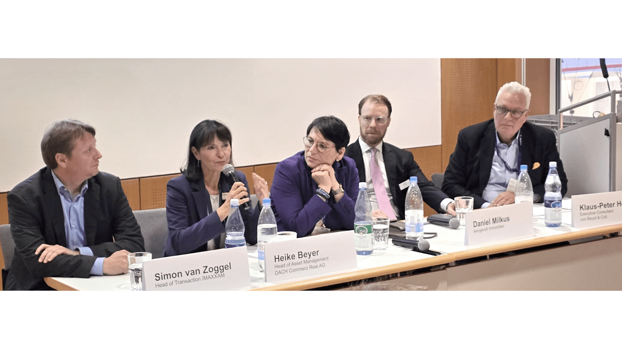Teilnehmer der Podiumsdiskussion waren (von links): Simon van Zoggel, Head of Transaction IMAXXAM, Heike Beyer, Head of Asset Management DACH Commerz Real AG, Brigitte Adam, geschäftsführende Gesellschafterin ENA Experts Real Estate Valuation, Daniel Milkus, Geschäftsleitungsmitglied Aengevelt Immobilien, Klaus-Peter Hesse, Executive Consultant von Beuts & Coll.