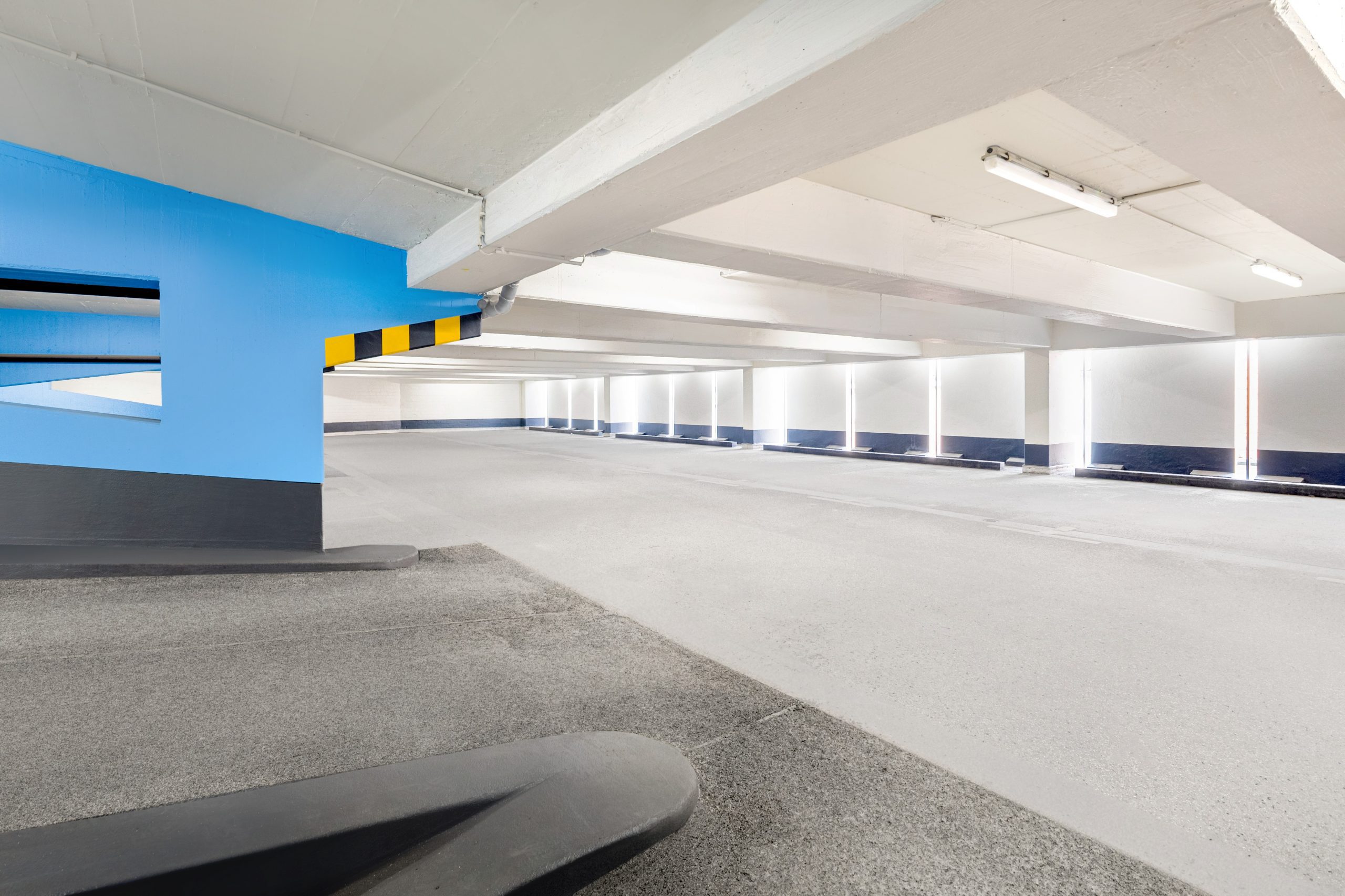 vcsPRAsset_3698610_510252_0ce65fa5-9a5a-4a2e-82f5-20ecec8b4227_0 Modernisierte Parkebene im Parkhaus Münzstraße (Bildrechte: GOLDBECK GmbH).