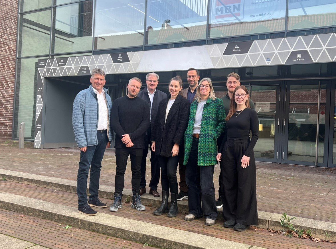 Unterzeichnung GU-Vertrag für Umbau des Ems-Quartier Meppen, v.l.n.r.: Carsten Völkerding, Lutz Ebmeier, Jens Böhm, Angelina Graudons, Nils Blömke, Ulrike Schmidt, Fabian Fecke, Alicia Chiara Schneider, ein Projekt der Lindhorst Gruppe