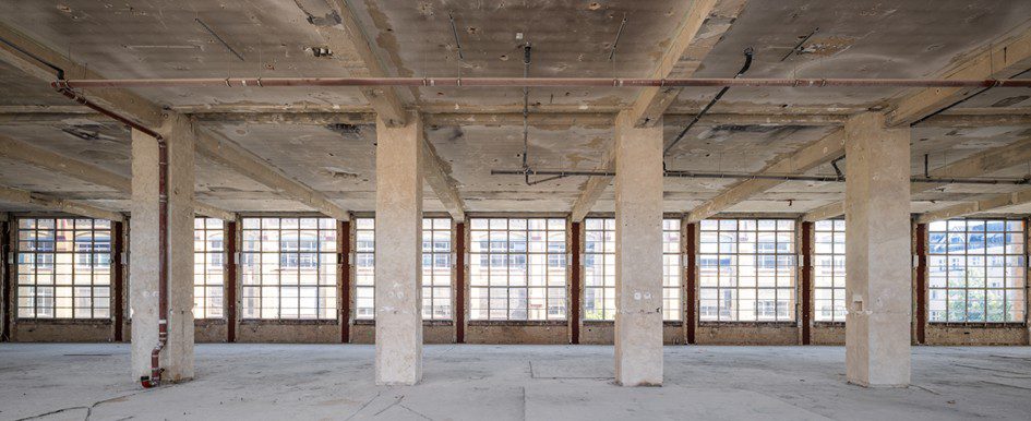 Die weiten Geschossflächen mit den hohen Decken eignen sich optimal für den Umbau zu Labors auch zu kombinierten Flächen mit Büroanteilen und Zwischengeschossen. Credit: Carsten Brügmann/Feldberg Capital