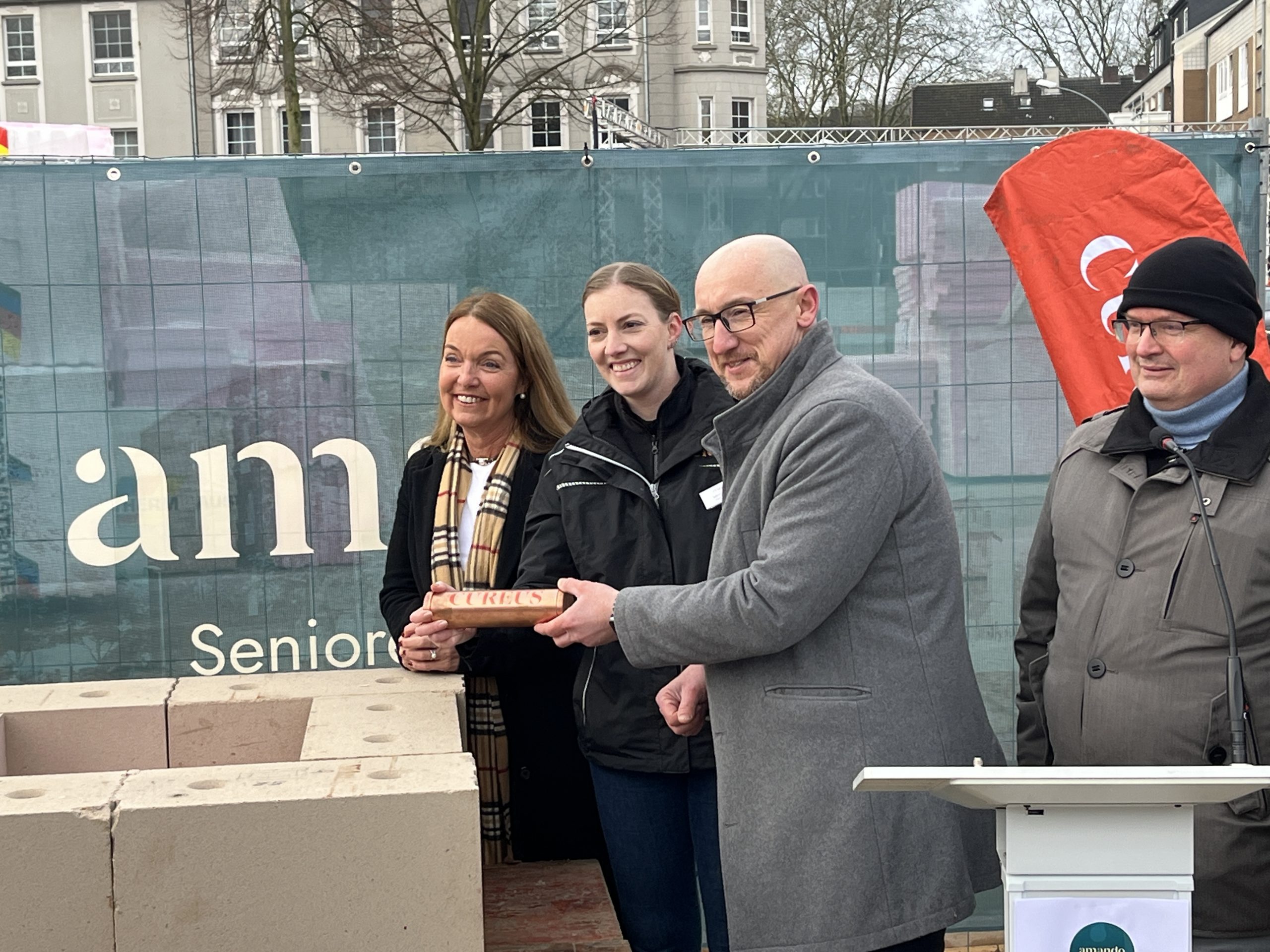 Grundsteinlegung Amando Seniorenresidenz Gladbeck-Brauck, v.l.n.r. Bettina Weist (Bürgermeisterin Gladbeck), Kathrin Ufken (Projektleiterin Cureus), Jacek Michalak (Geschäftsführer Amando), Nordrhein-Westfalen, ein Projekt der Cureus
Urheber: Michael Josef Krajza