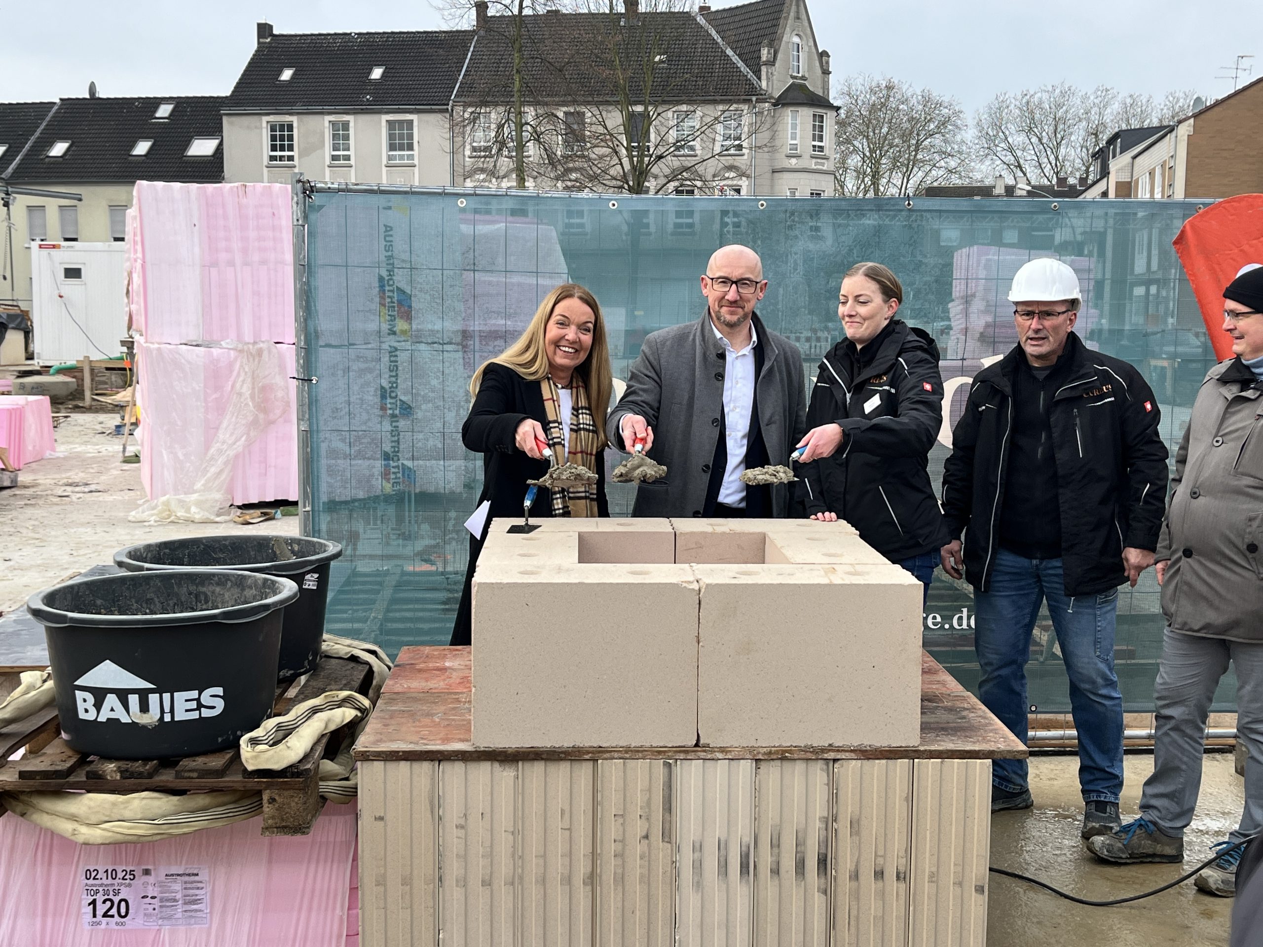 Grundsteinlegung Amando Seniorenresidenz Gladbeck-Brauck, v.l.n.r. Bettina Weist (Bürgermeisterin Gladbeck), Kathrin Ufken (Projektleiterin Cureus), Jacek Michalak (Geschäftsführer Amando), Udo Schröder (Bauleiter Cureus), Nordrhein-Westfalen, ein Projekt der Cureus
Urheber: Michael Josef Krajza