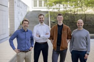 Die Gründer von aedifion (v.l.n.r.): Dr. Jan Henrik Ziegeldorf (CTO), Erik Brümmendorf (Head of Partnerships), Felix Dorner (CFO), Dr.-Ing. Johannes Fütterer (CEO). (Quelle: Hanna Witte/aedifion)