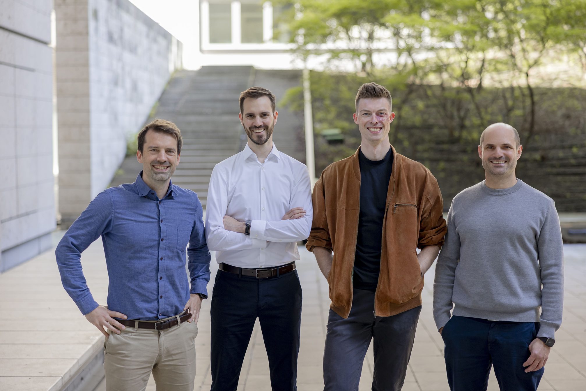 Die Gründer von aedifion (v.l.n.r.): Dr. Jan Henrik Ziegeldorf (CTO), Erik Brümmendorf (Head of Partnerships), Felix Dorner (CFO), Dr.-Ing. Johannes Fütterer (CEO). (Quelle: Hanna Witte/aedifion)