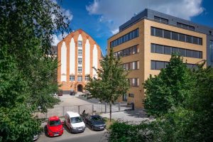 Der Flex-Office-Betreiber Scaling Spaces erweitert sein Berliner Portfolio und hat Anfang März einen neuen Standort in den Bouché Höfen in Berlin-Alt-Treptow eröffnet. Auf rund 950 Quadratmetern bietet Scaling Spaces flexible Arbeitsplätze für Einzelpersonen und Büroflächen für Unternehmen unterschiedlicher Größen. Das Gewerbeensemble Bouché Höfe ist ein historischer Industriekomplex, der in den vergangenen Jahren zu einem modernen Standort für Büros, Kreativwirtschaft und Dienstleistungsunternehmen entwickelt wurde.

Martin Ballweg, Gründer und Geschäftsführer von Scaling Spaces, sagt: „Mit dem neuen Standort in den Bouché Höfen erweitern wir unser Angebot an flexiblen Büroflächen in Berlin um einen weiteren attraktiven Standort. Der Campus in Alt-Treptow bietet mit seiner Mischung aus historischen Gebäuden, kreativen Nutzern und guter Verkehrsanbindung ein Umfeld, das gut zu unserem Konzept passt.“

Die Bouché Höfe liegen zwischen den Berliner Bezirken Friedrichshain, Kreuzberg sowie Neukölln und sind sowohl mit öffentlichen Verkehrsmitteln als auch mit dem Fahrrad gut erreichbar. In der unmittelbaren Umgebung befinden sich zahlreiche gastronomische Angebote sowie Freizeit- und Erholungsflächen entlang der Spree und im nahegelegenen Treptower Park.

Durch strategische Expansionen hat Scaling Spaces Ende 2025 seine Marktpräsenz in Deutschland deutlich ausgebaut. Das Unternehmen erwarb sechs bestehende Flex-Office-Standorte des insolventen Mitbewerbers Unicorn in München, Köln, Hamburg und Berlin (insgesamt etwa 7.500 Quadratmeter). Scaling Spaces ist damit in den fünf größten deutschen Städten vertreten. Mit den Bouché Höfen betreibt Scaling Spaces nun deutschlandweit 12 Standorte mit insgesamt rund 37.000 Quadratmeter Mietfläche.