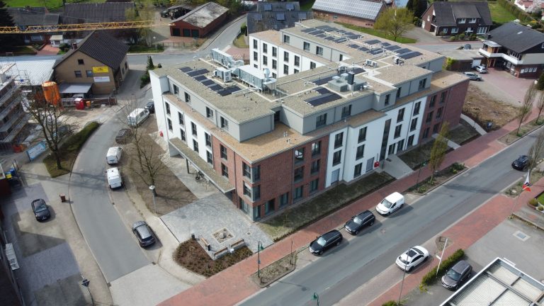 CMS Senioren-Residenz „Mien to Huus“ in Garrel aus der Alloheim-Gruppe, Straßenansicht, Niedersachsen, ein Projekt der Cureus

Urheber: Welf Jasper Busch