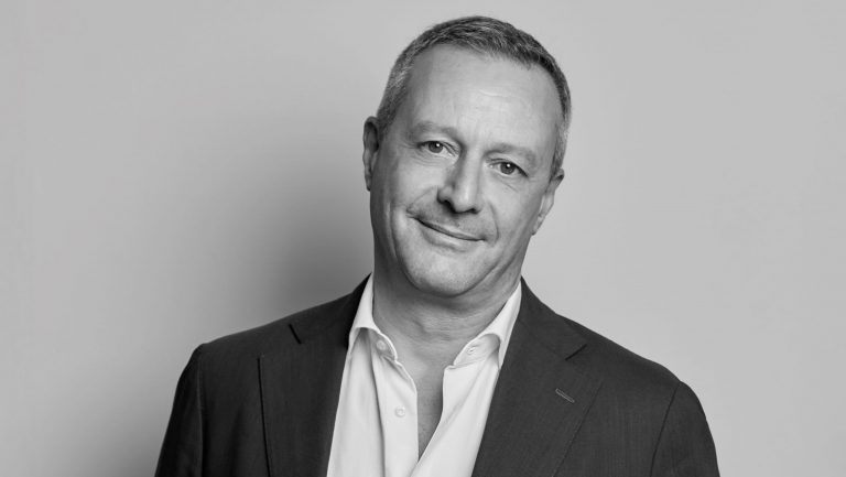 Portrait von Michele Galli, CEO von The One Atelier, vor neutralem Hintergrund.